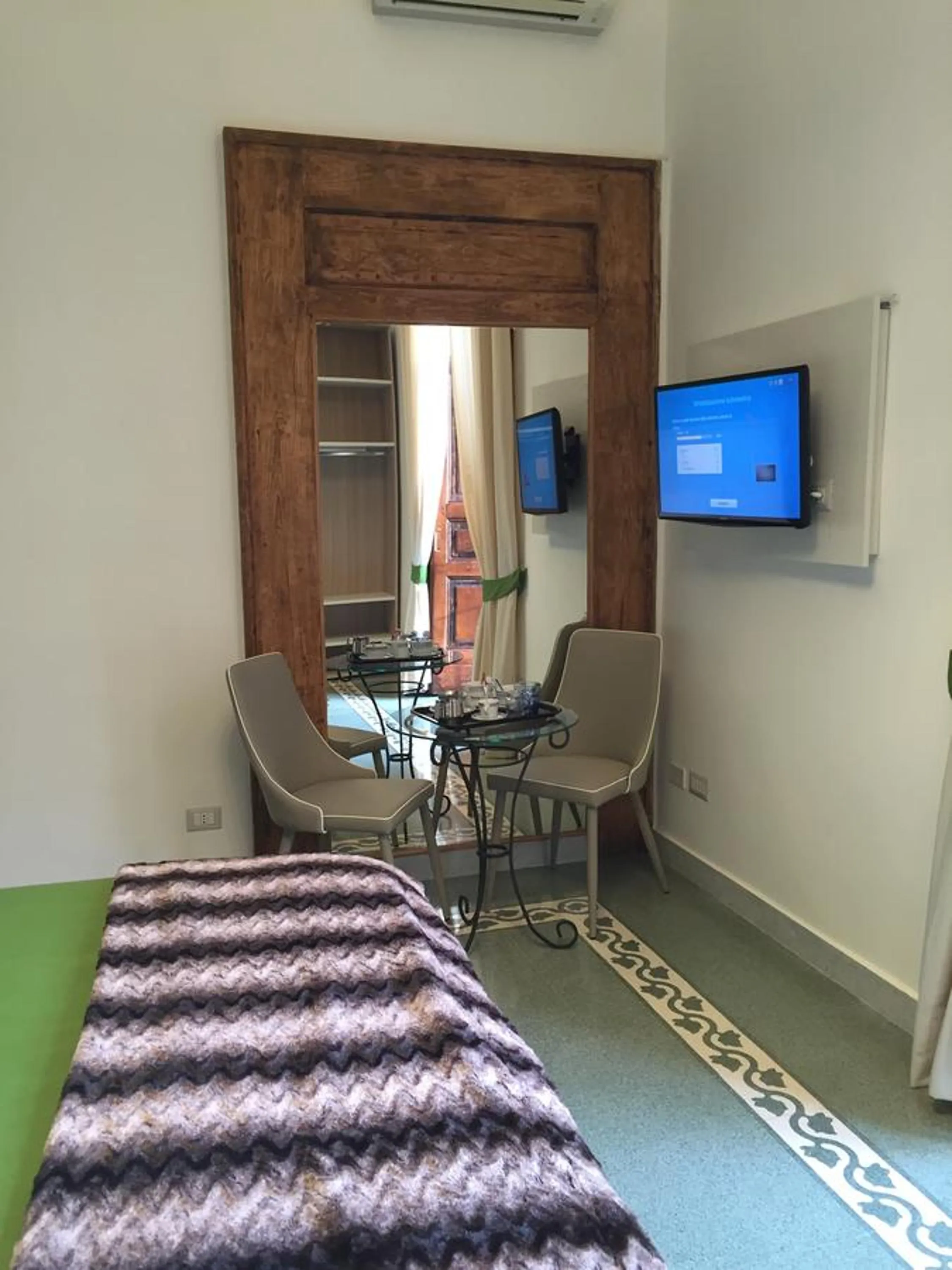 TV and multimedia, Bed in B&B Napolimilionaria Foria 242