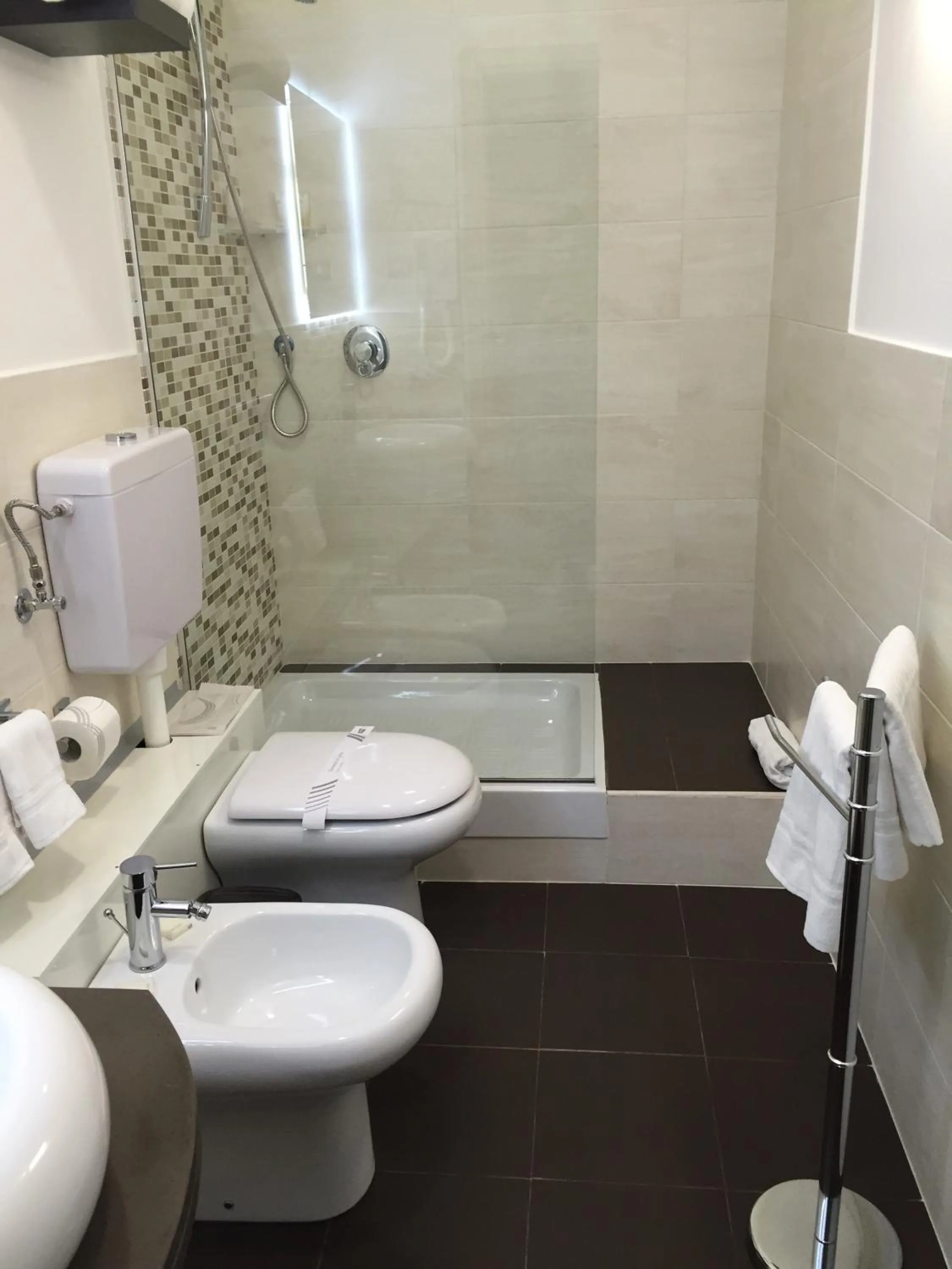 Shower in B&B Napolimilionaria Foria 242