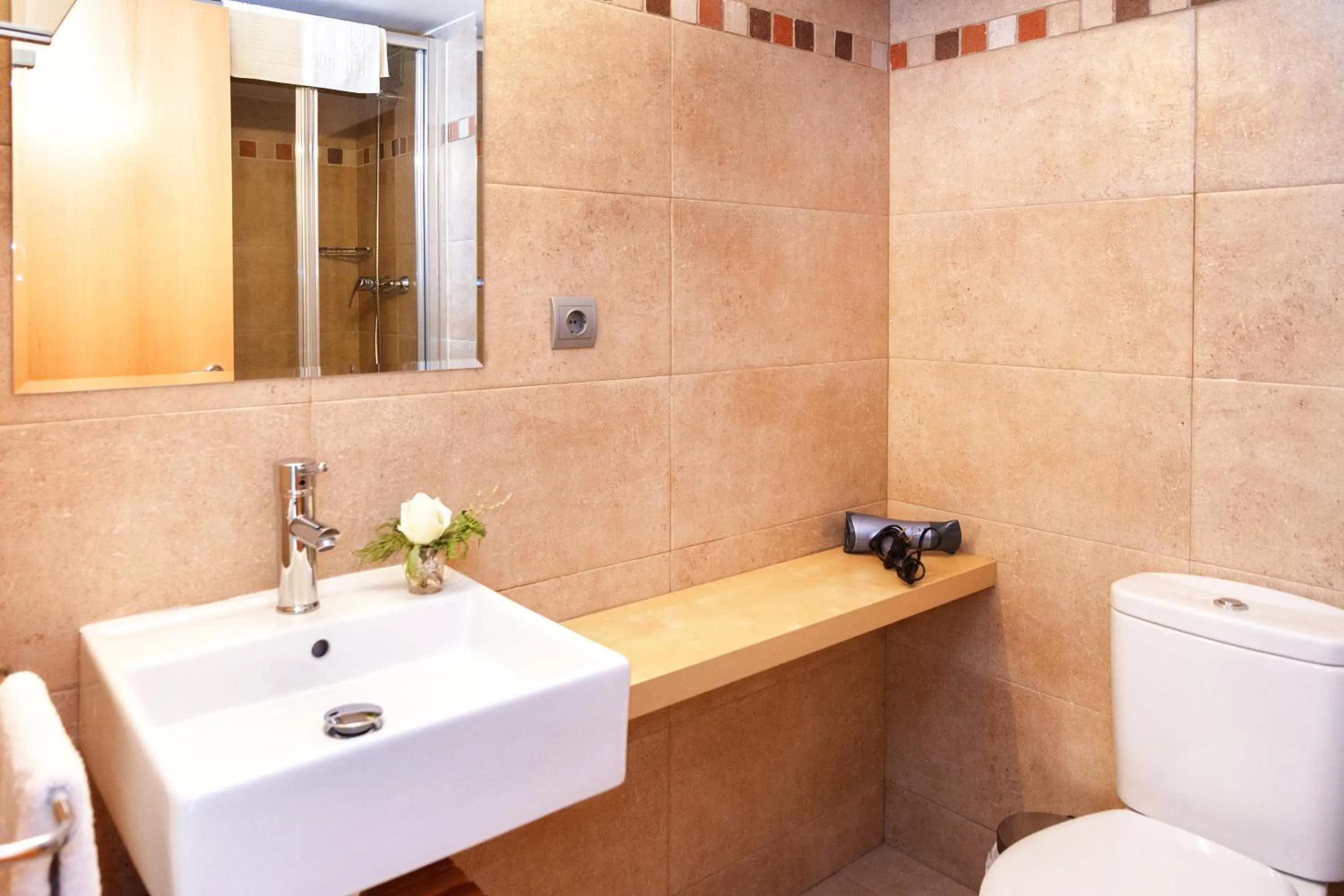 Shower in Feelathome Poblenou Beach Apartments