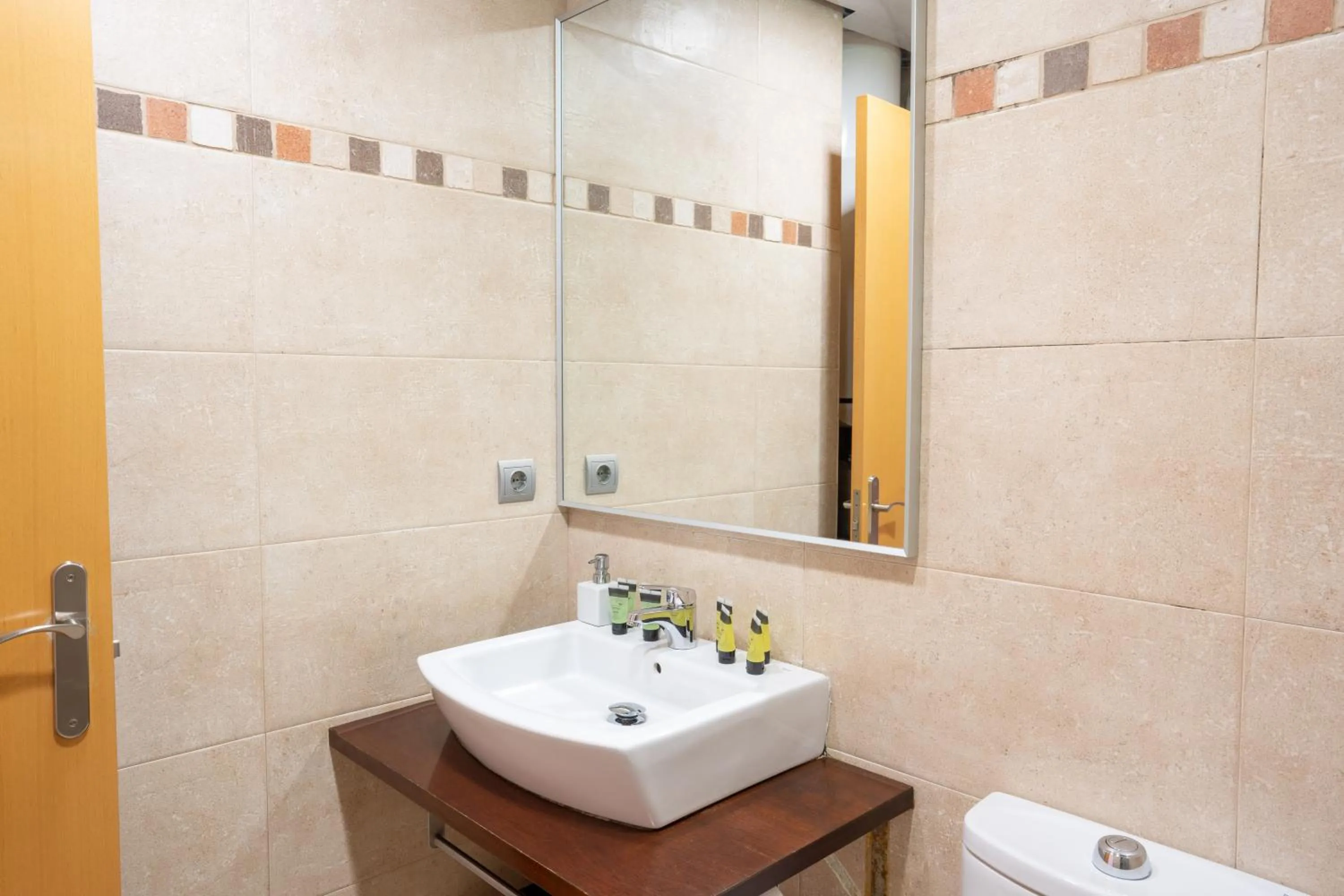 Shower in Feelathome Poblenou Beach Apartments