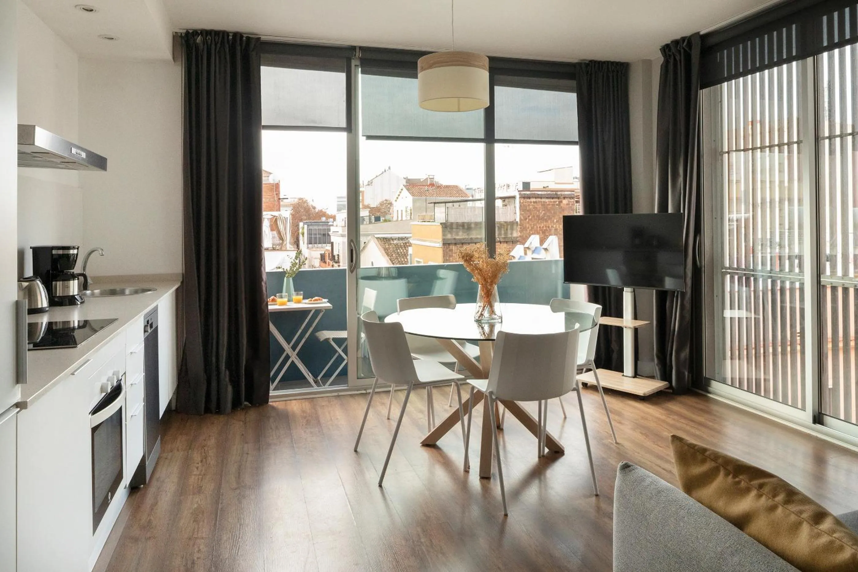 Kitchen or kitchenette in Feelathome Poblenou Beach Apartments