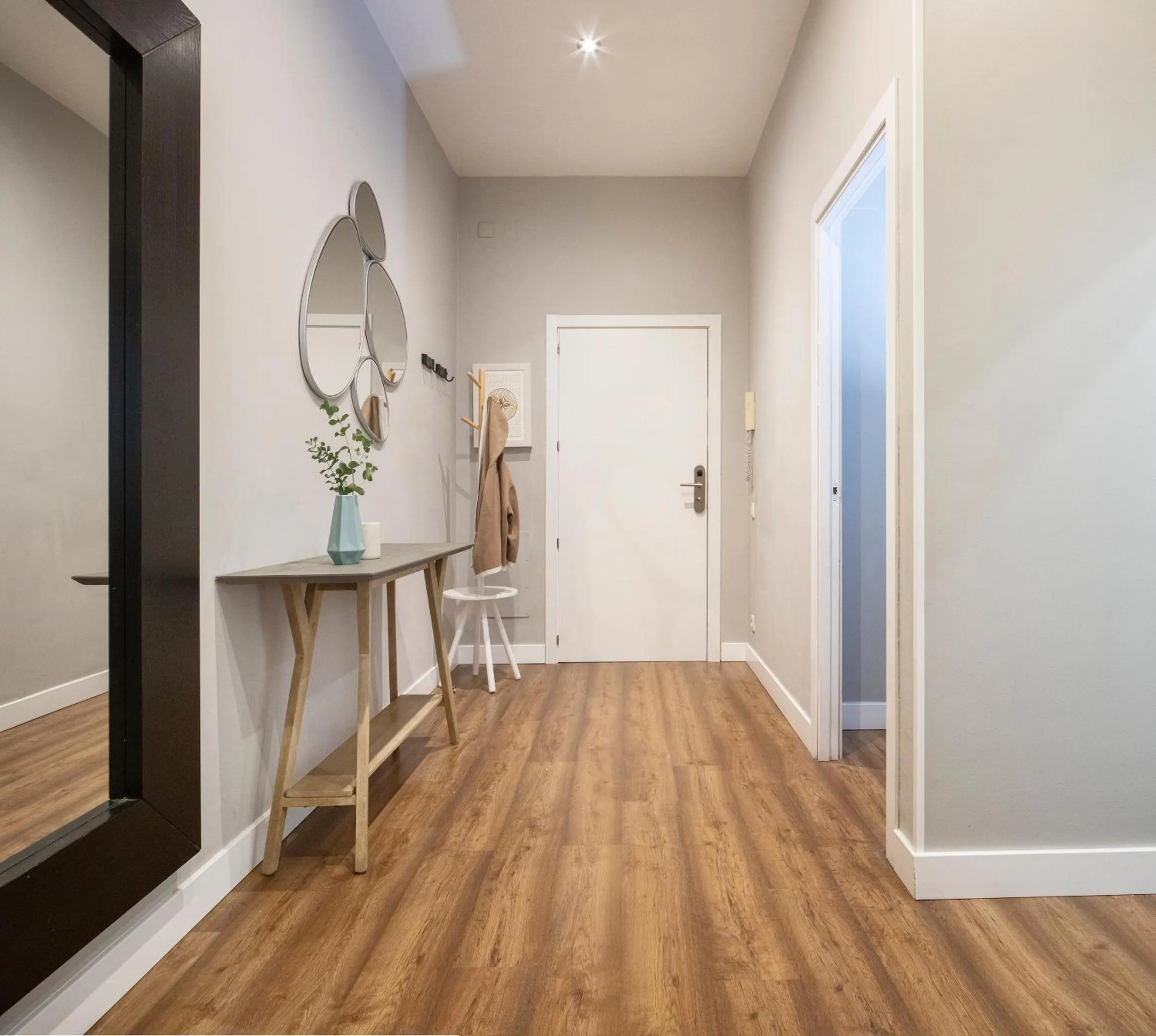 wardrobe in Feelathome Poblenou Beach Apartments