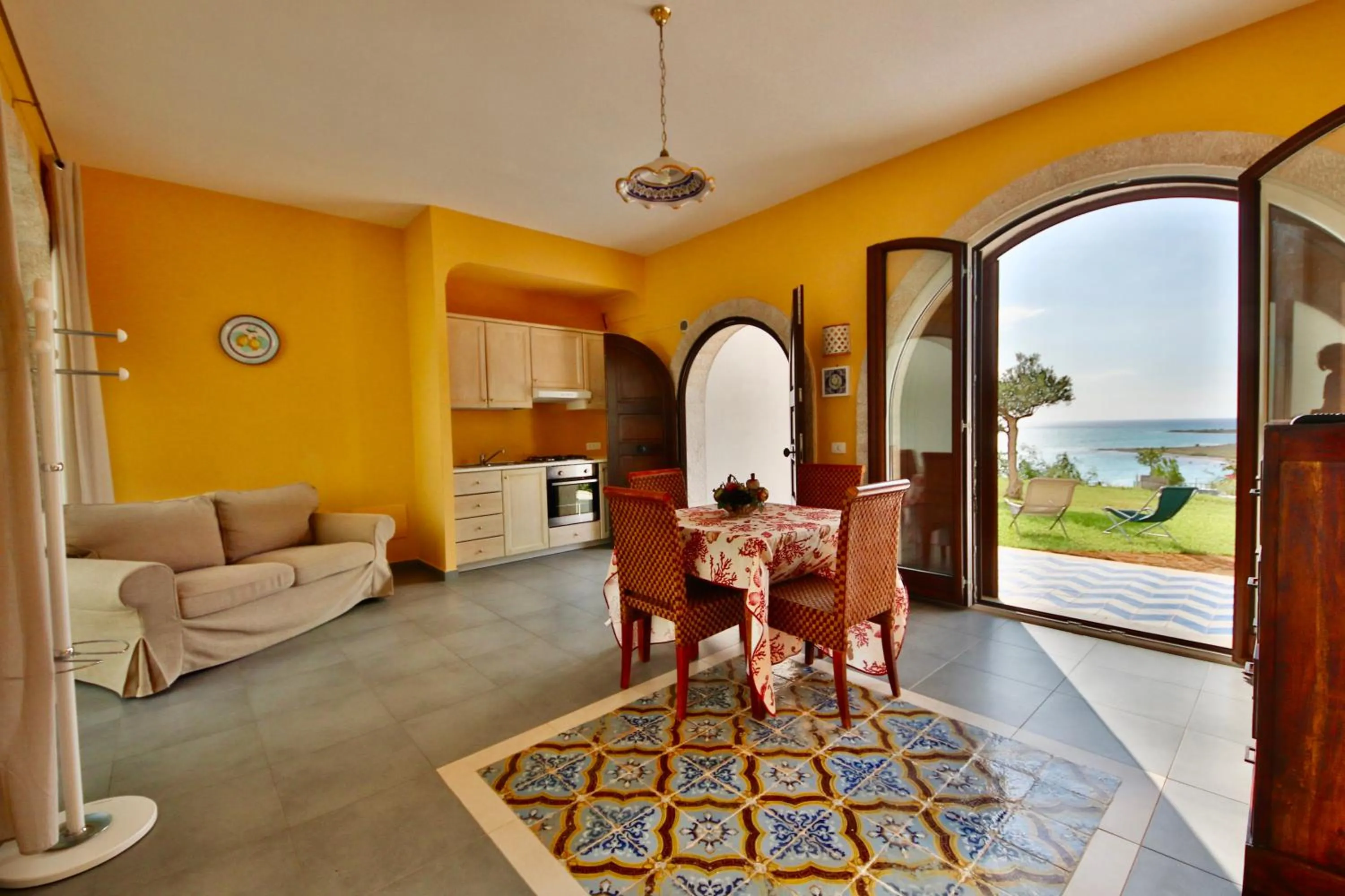 Living room in Villa i Giardini di Limoni by KlabHouse