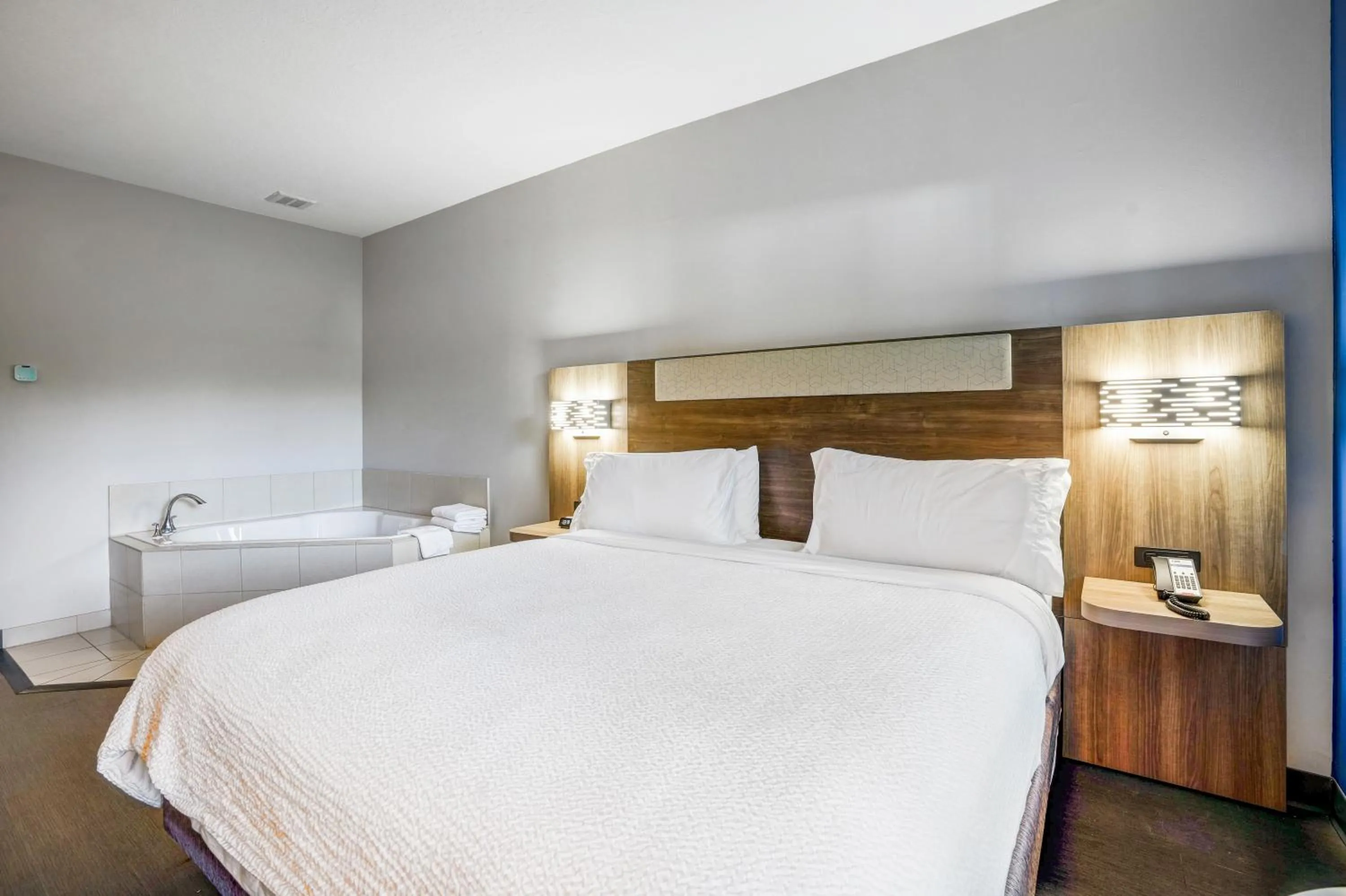 Bed in Holiday Inn Express & Suites Jacksonville - Atlantic Beach by IHG