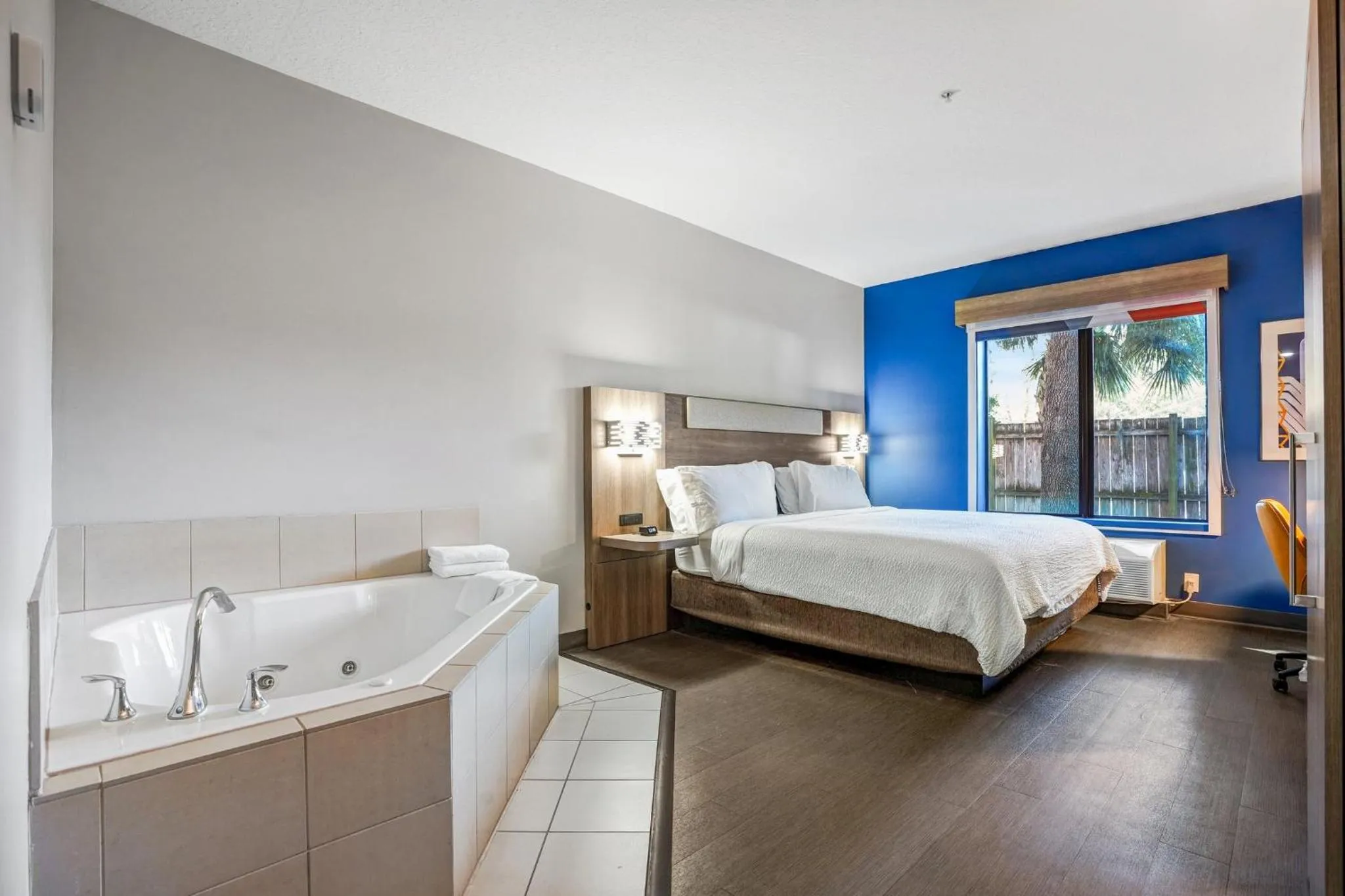 Bedroom, Bed in Holiday Inn Express & Suites Jacksonville - Atlantic Beach by IHG