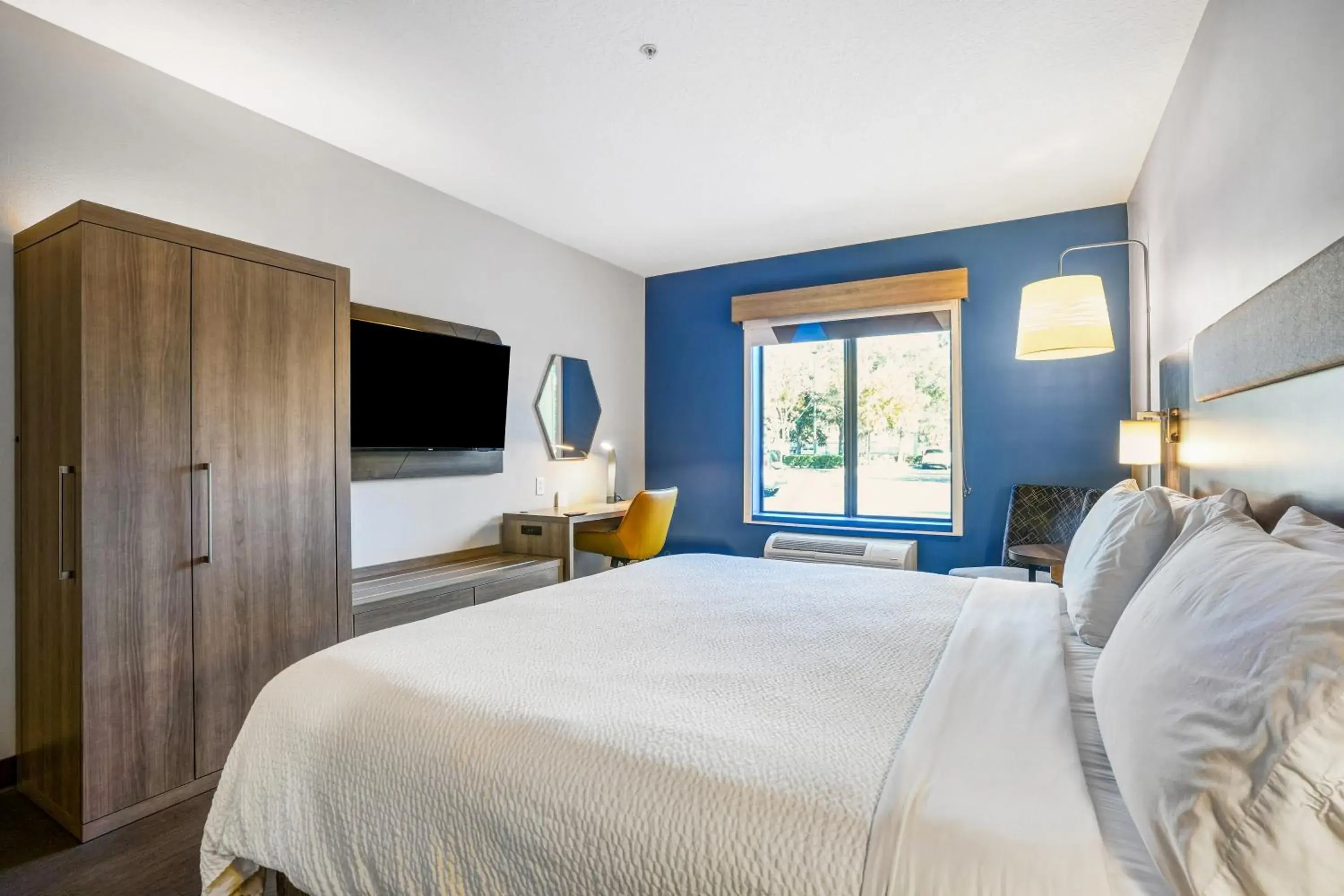 Bed in Holiday Inn Express & Suites Jacksonville - Atlantic Beach by IHG Bed in Holiday Inn Express & Suites Jacksonville - Atlantic Beach by IHG