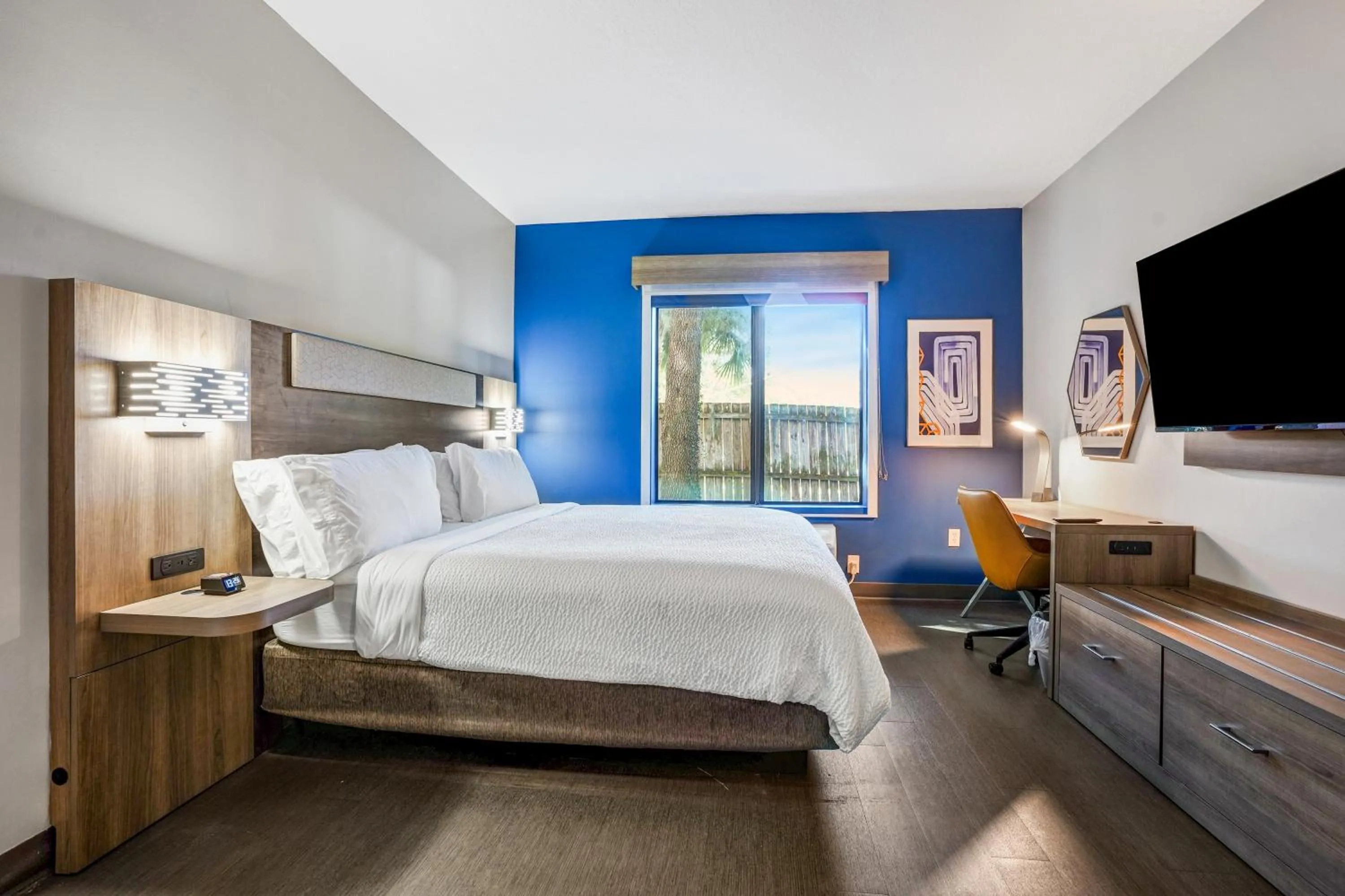 Bed in Holiday Inn Express & Suites Jacksonville - Atlantic Beach by IHG