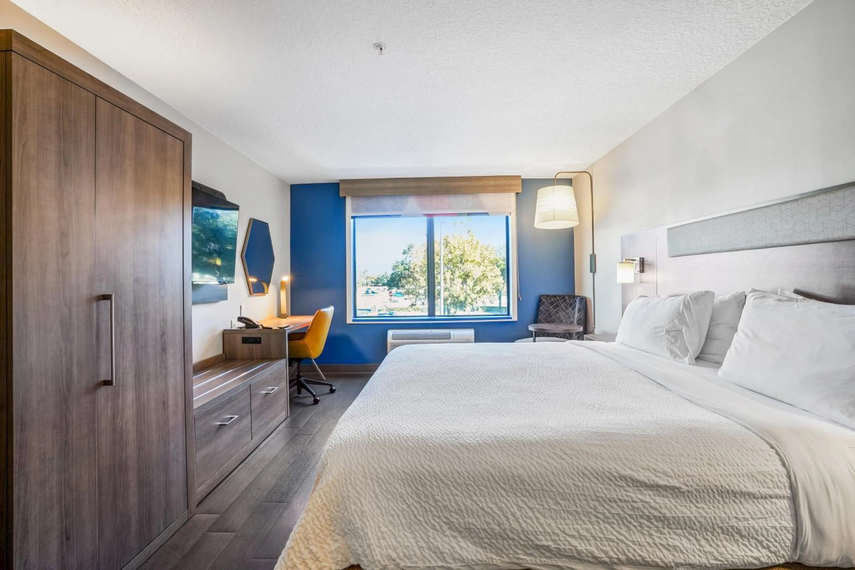 Bed in Holiday Inn Express & Suites Jacksonville - Atlantic Beach by IHG