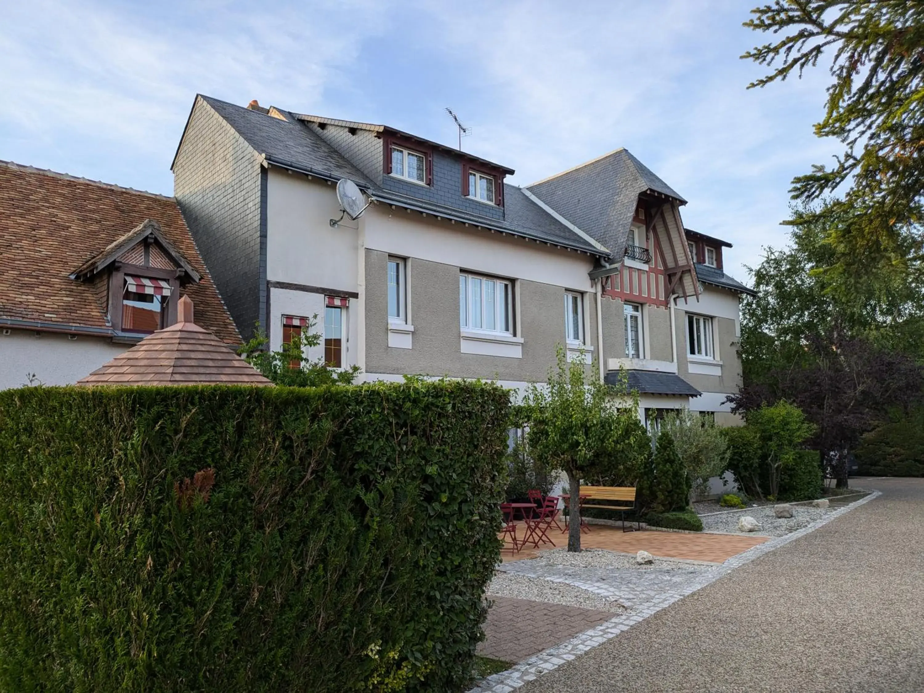 Property building in Logis Hôtel Le Saint Florent Property building in Logis Hôtel Le Saint Florent