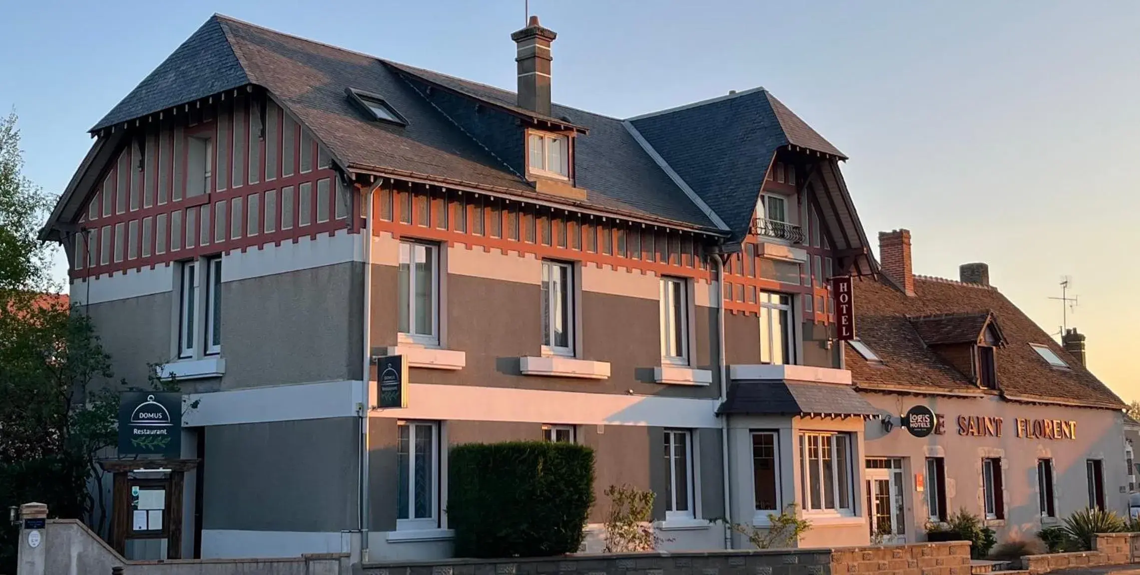 Facade/entrance in Logis Hôtel Le Saint Florent Facade/entrance in Logis Hôtel Le Saint Florent