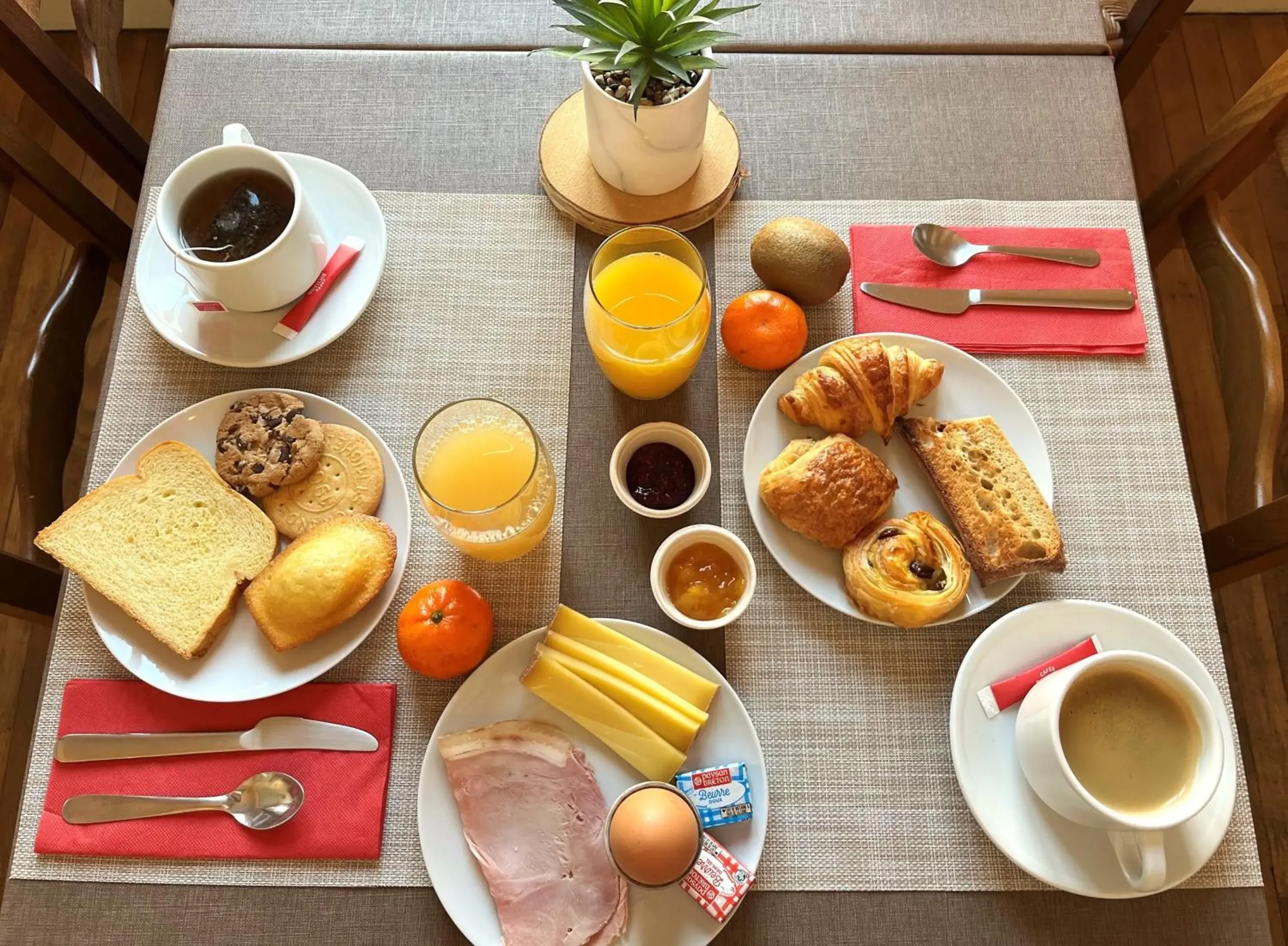 Breakfast in Logis Hôtel Le Saint Florent Breakfast in Logis Hôtel Le Saint Florent