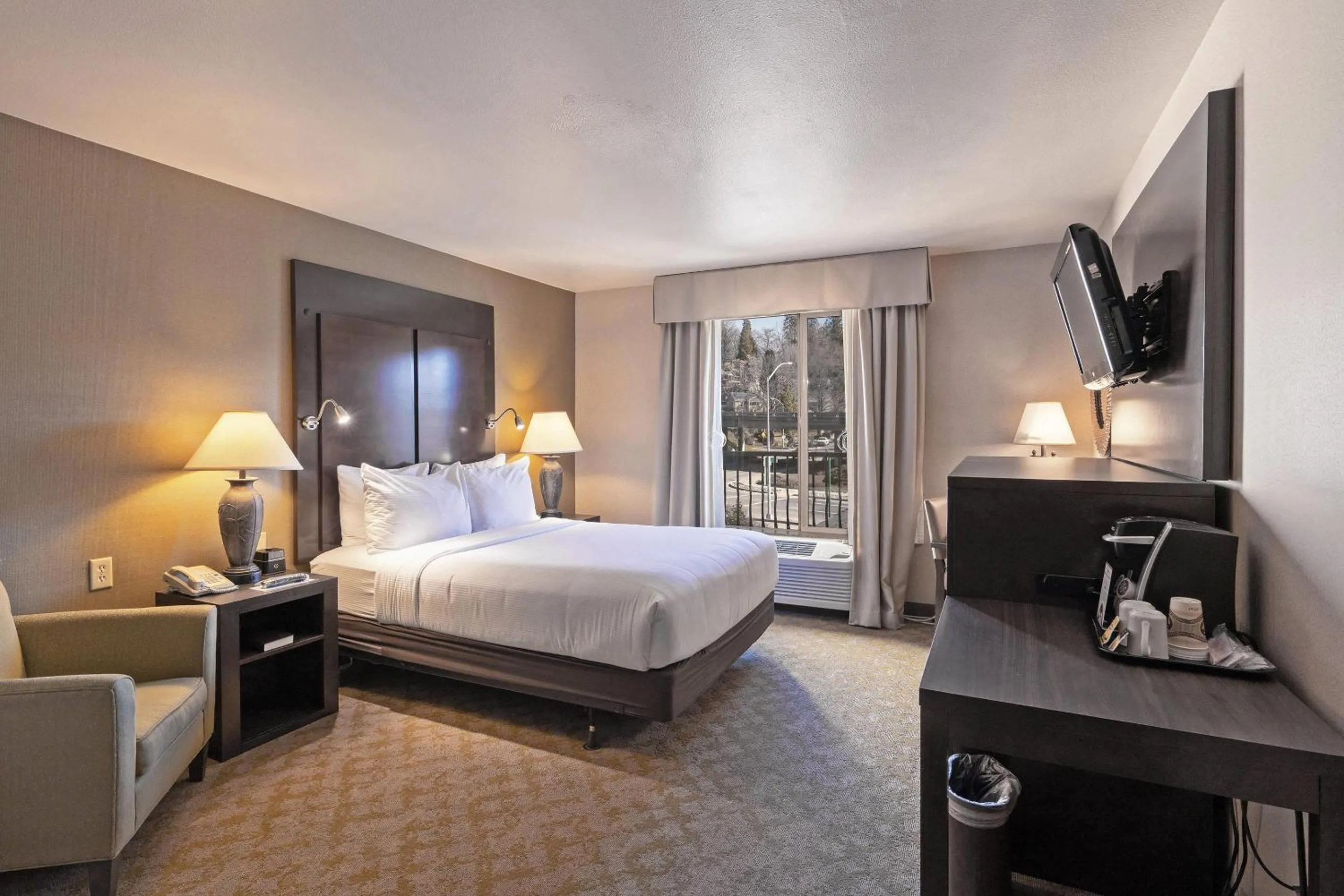 Bedroom, Bed in Gold Miners Inn Grass Valley, an Ascend Collection Hotel