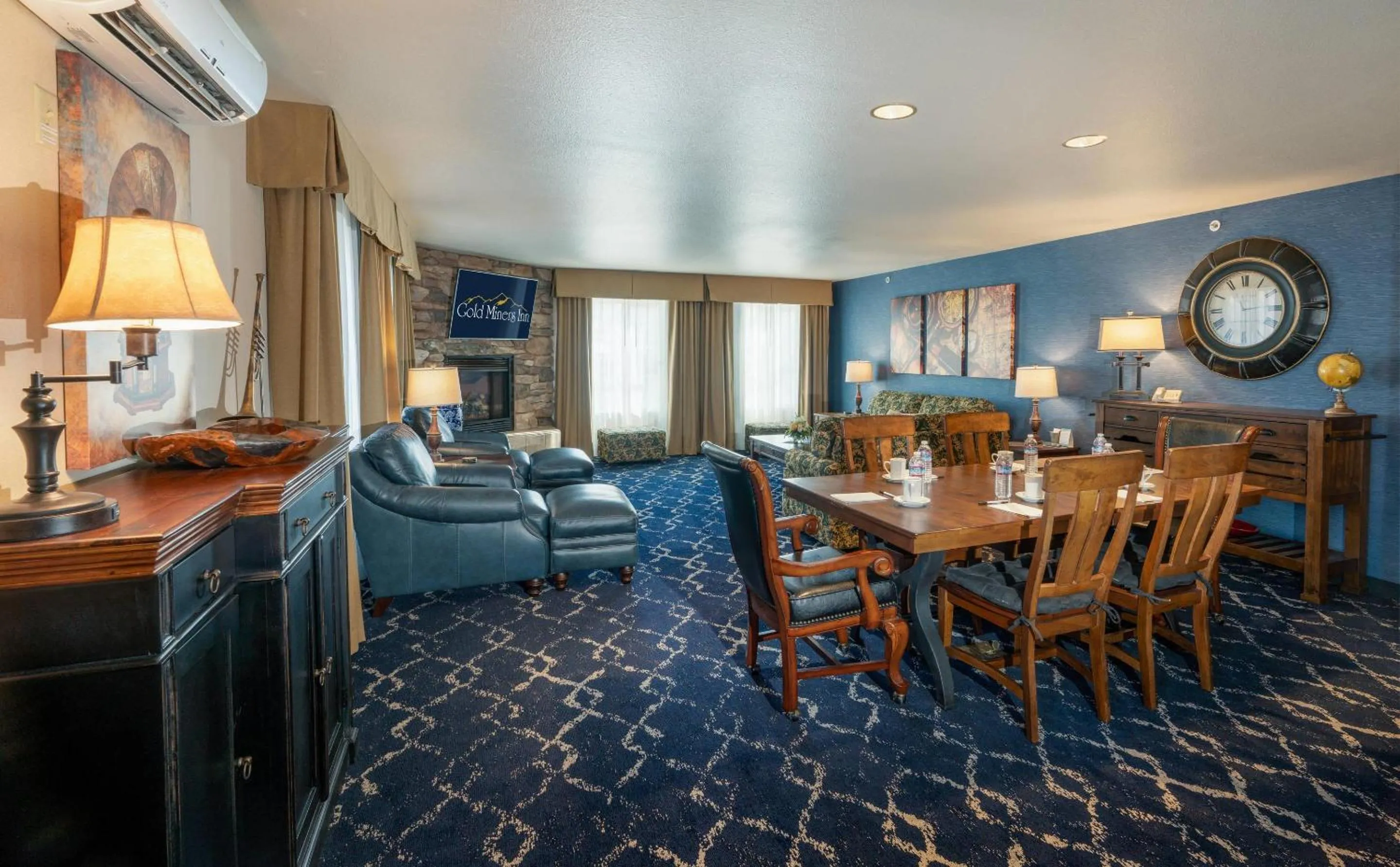 Bedroom in Gold Miners Inn Grass Valley, an Ascend Collection Hotel