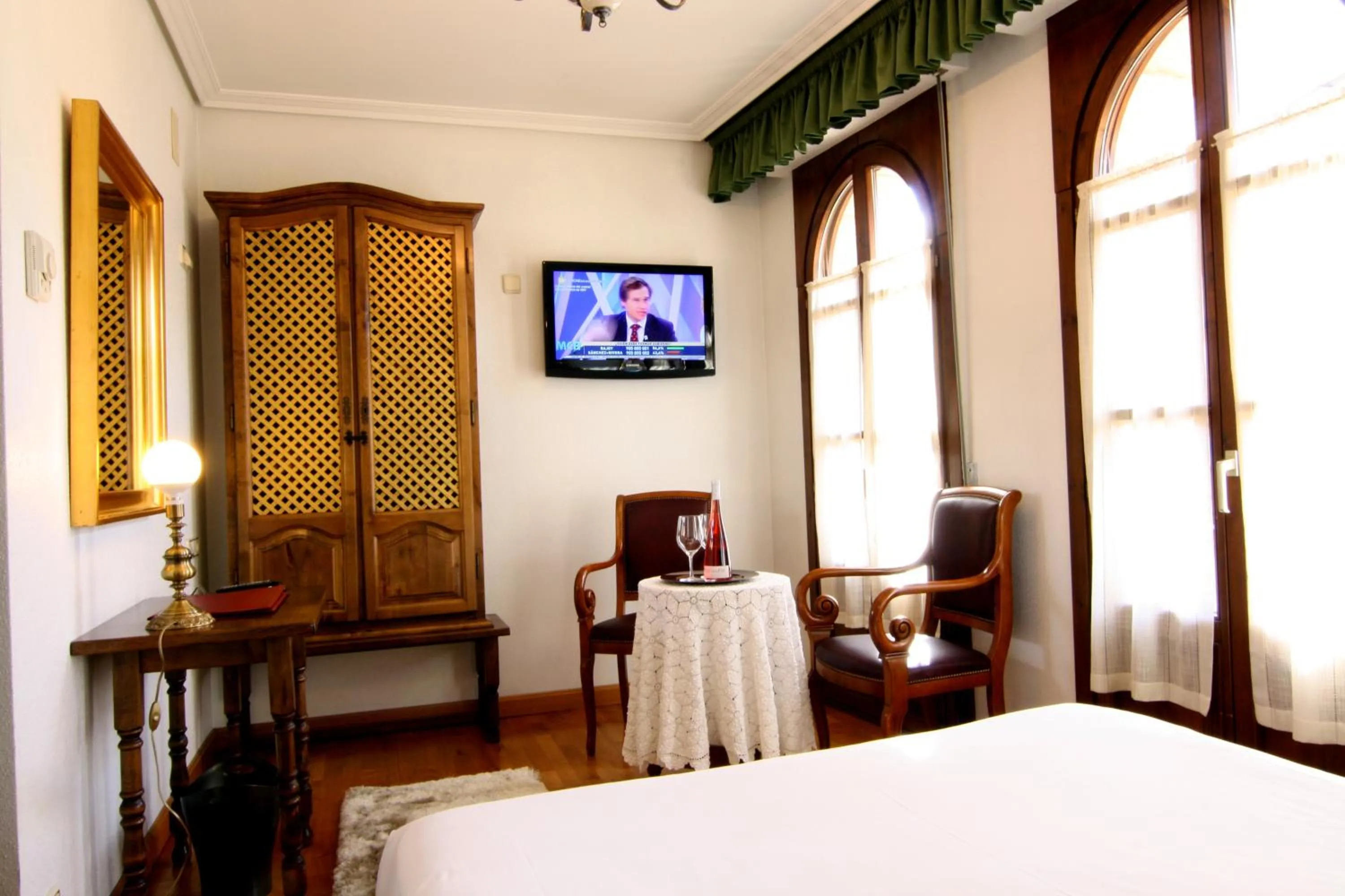 Day, Bed in Hotel Merindad de Olite