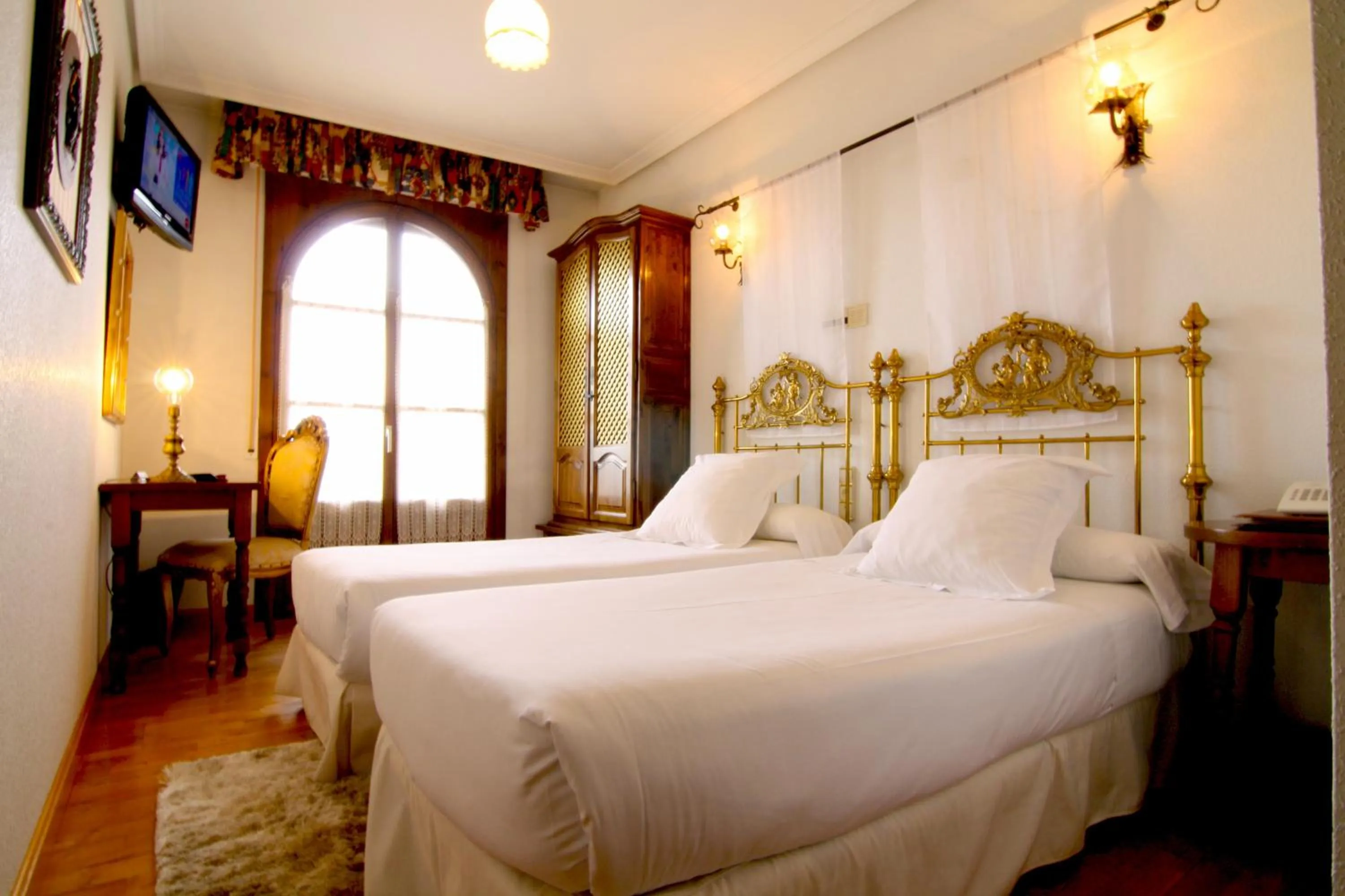 Day, Bed in Hotel Merindad de Olite