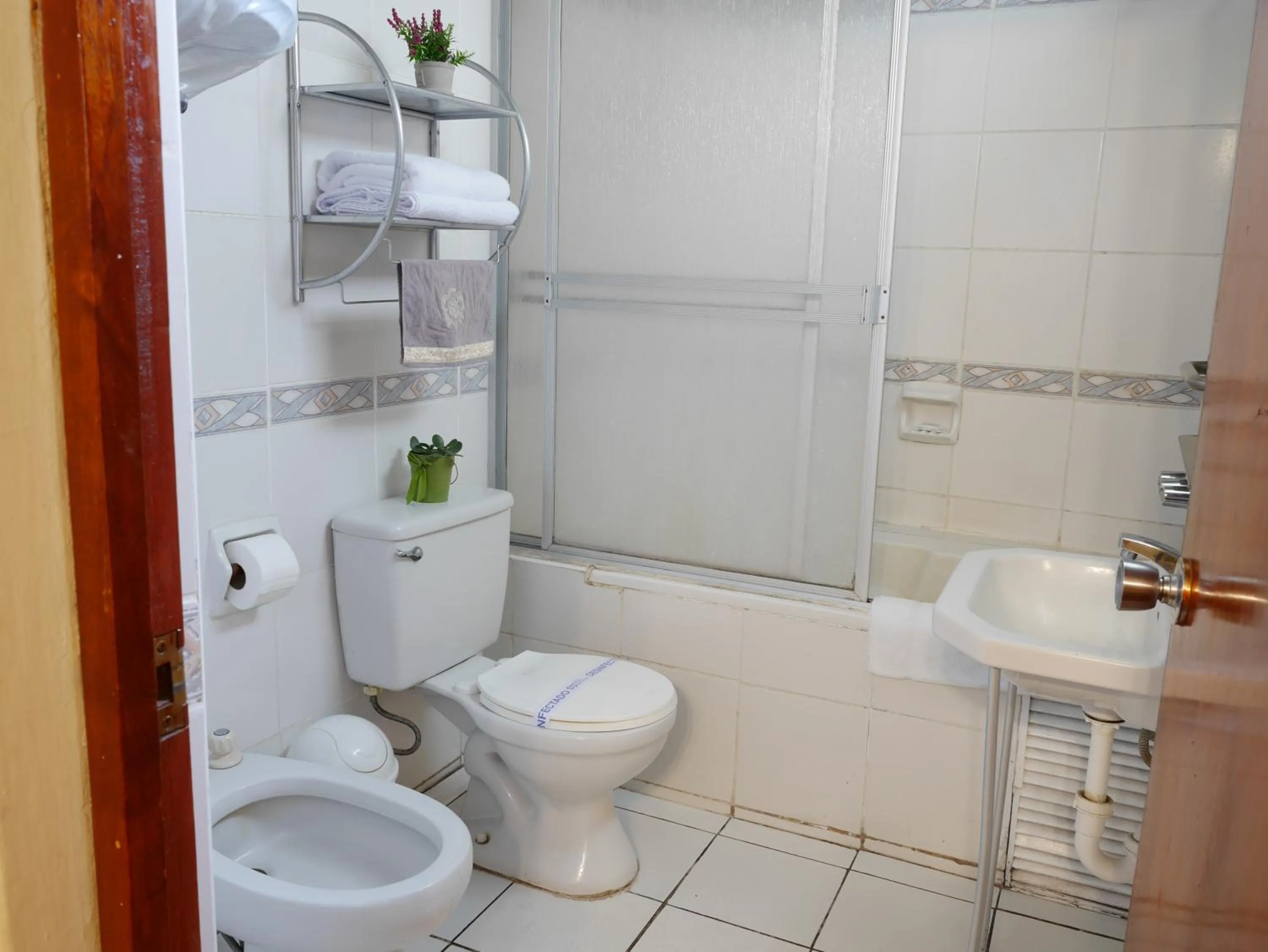 Bathroom in Suite Service Apart Hotel