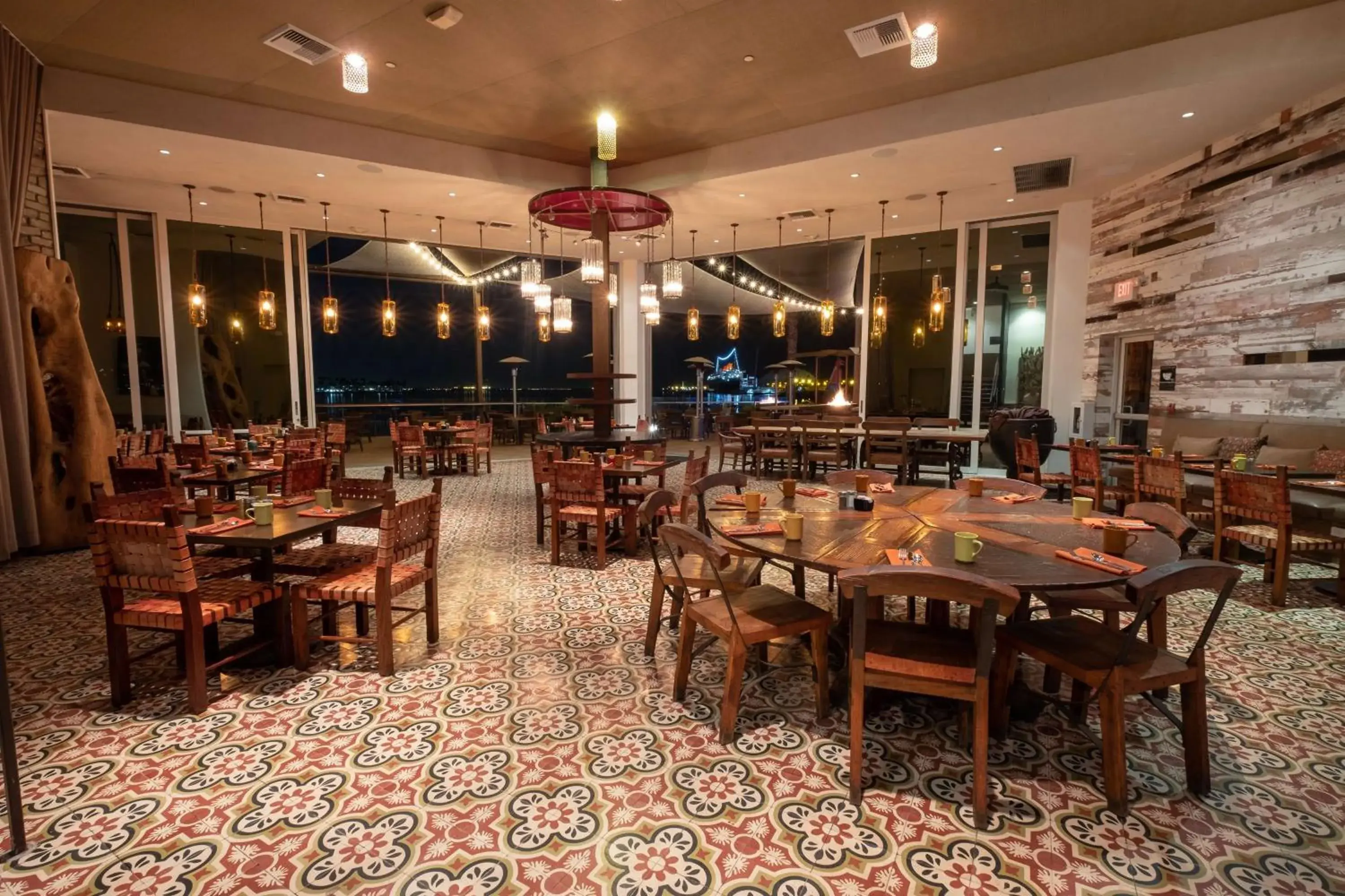 Restaurant/places to eat in Hotel Maya Restaurant/places to eat in Hotel Maya