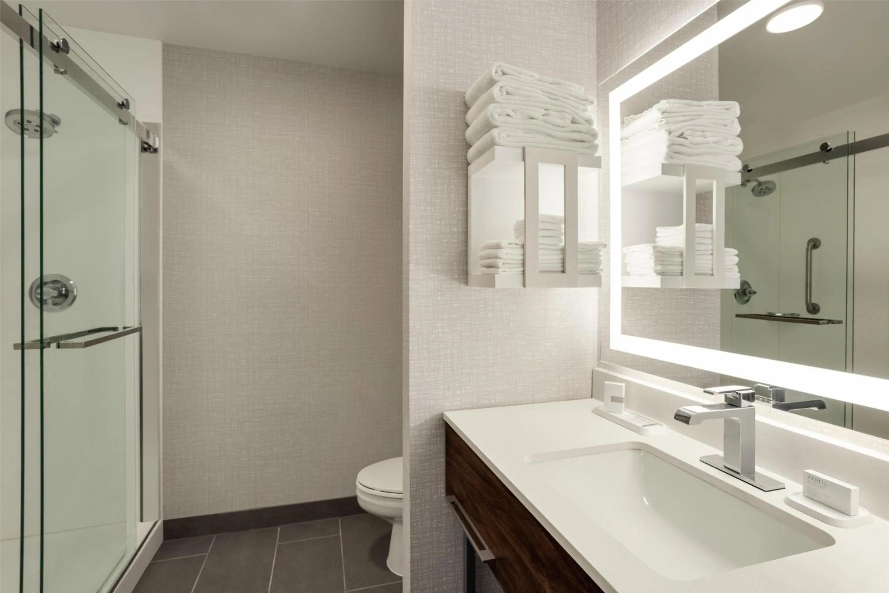 Bathroom in Hampton Inn Derby-Wichita Southeast