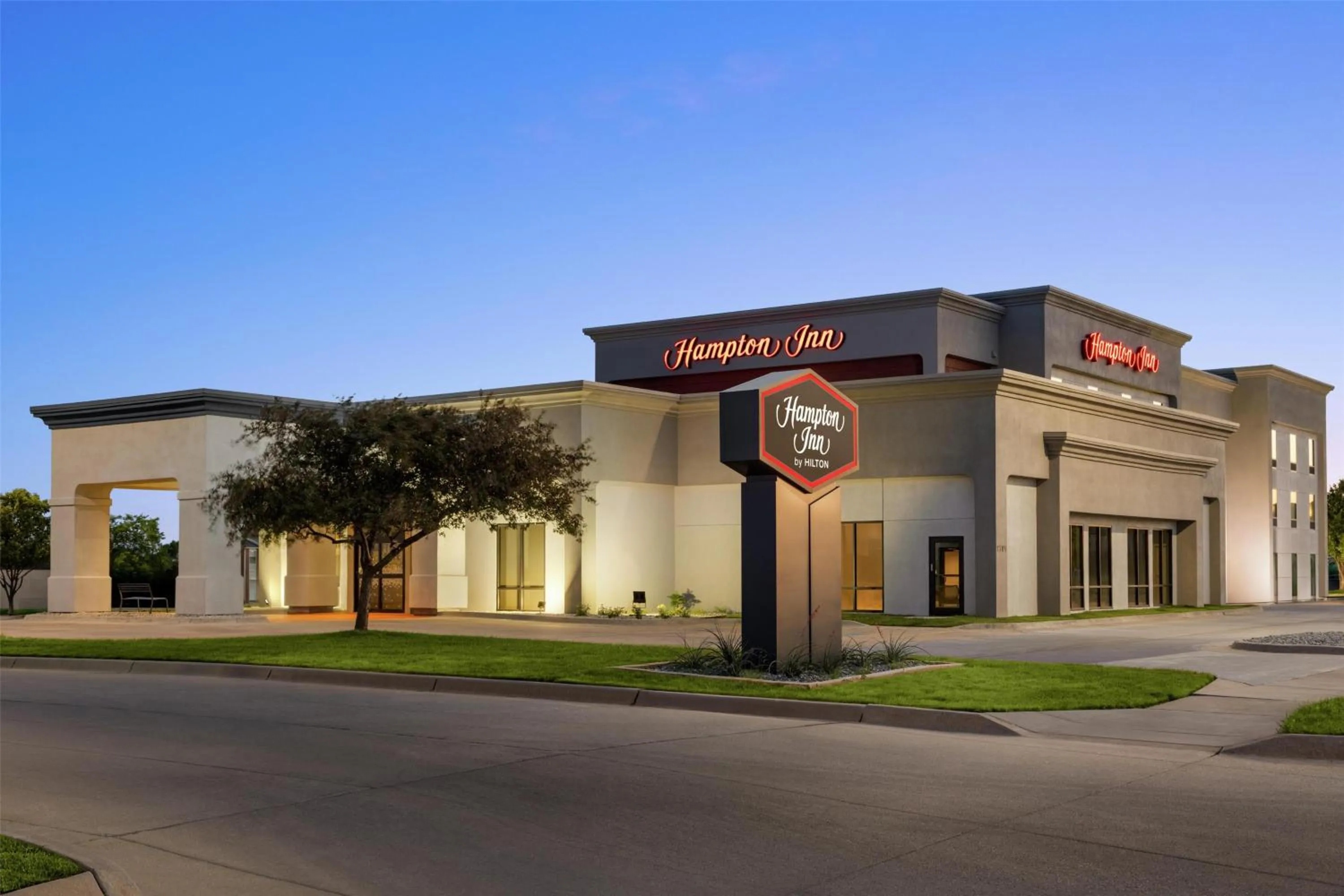 Property building in Hampton Inn Derby-Wichita Southeast