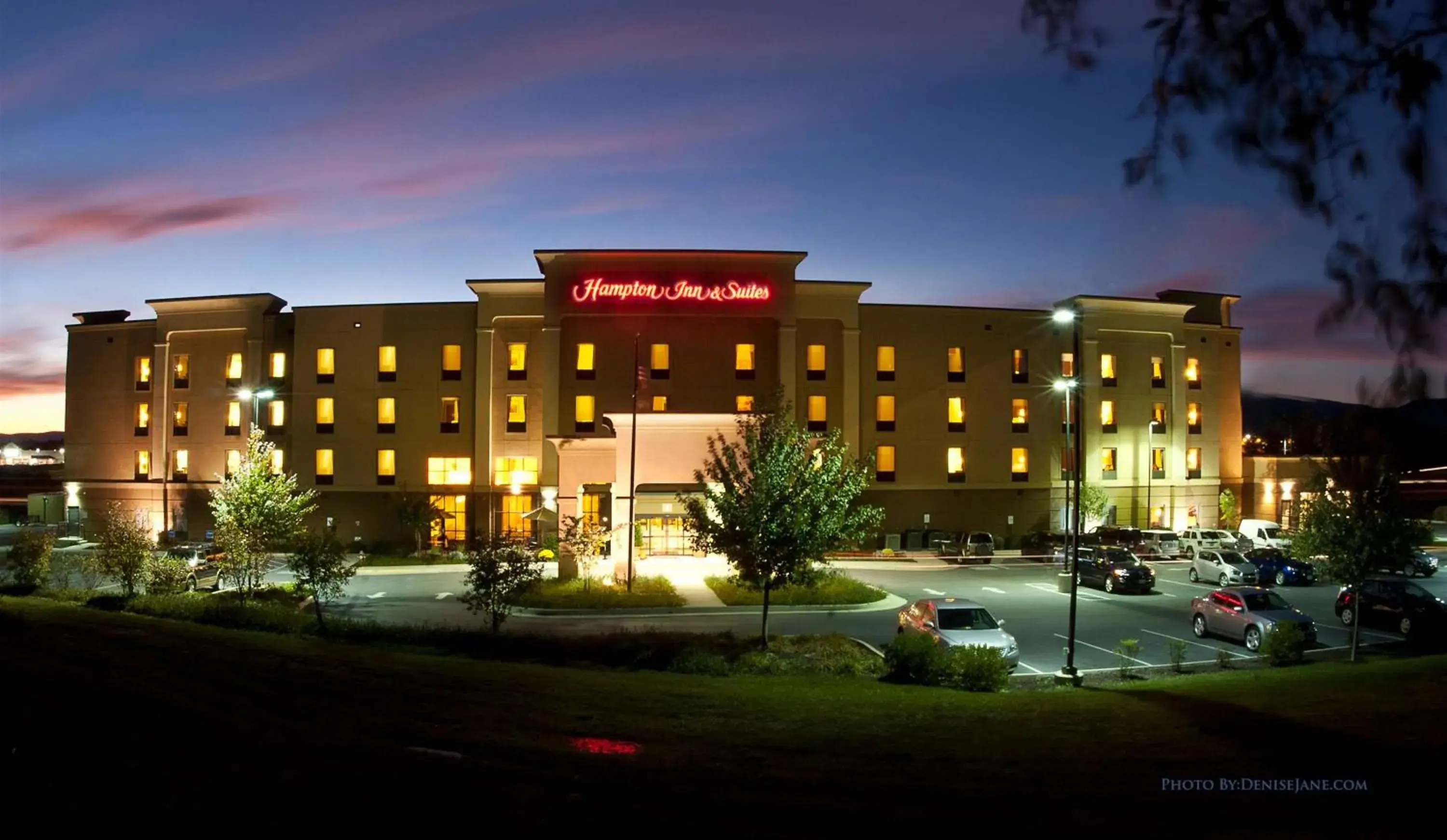 Property building in Hampton Inn and Suites Woodstock, Virginia Property building in Hampton Inn and Suites Woodstock, Virginia