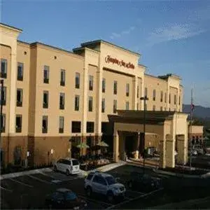 Property building in Hampton Inn and Suites Woodstock, Virginia Property building in Hampton Inn and Suites Woodstock, Virginia