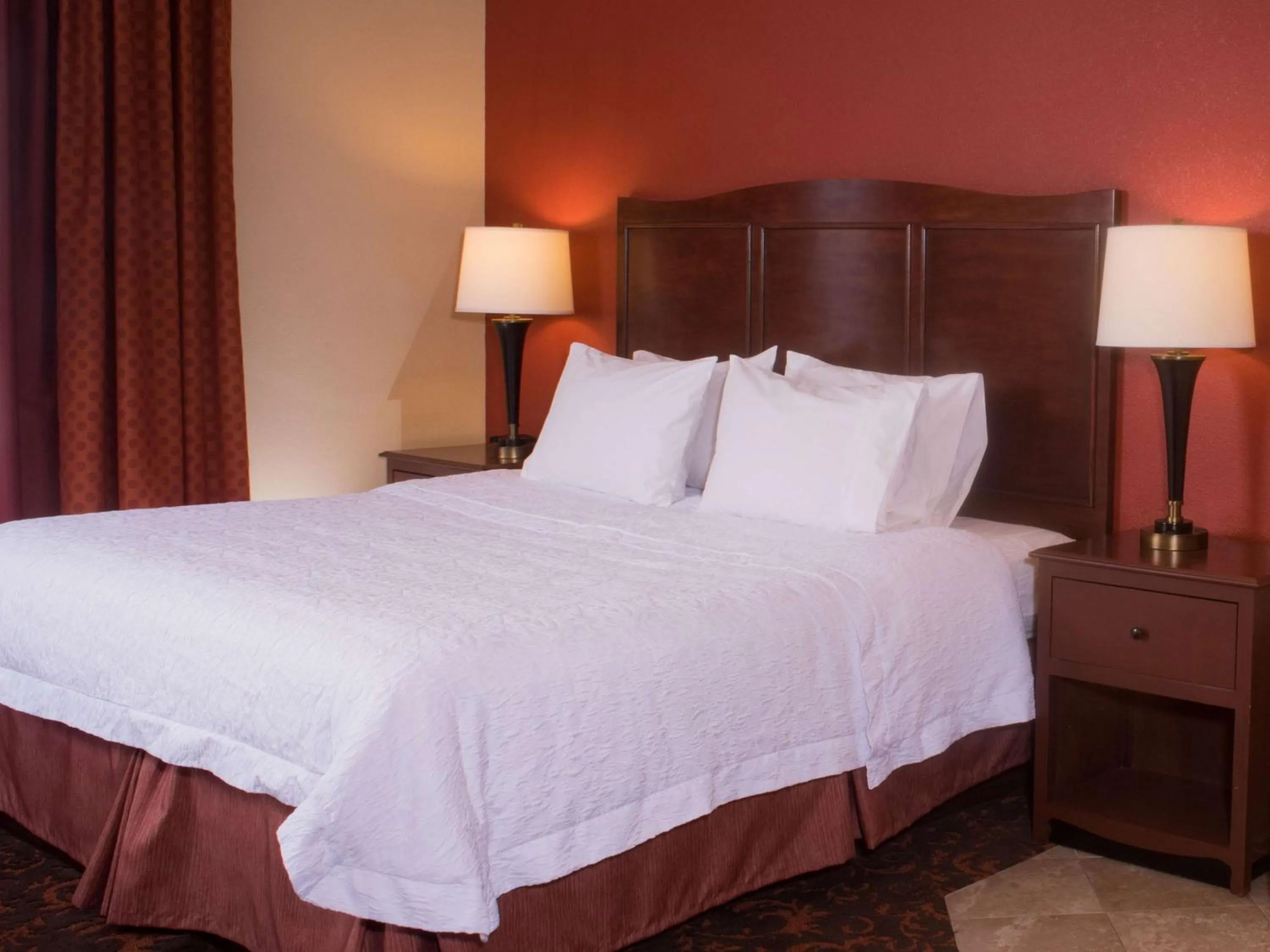 Bed in Hampton Inn and Suites Woodstock, Virginia