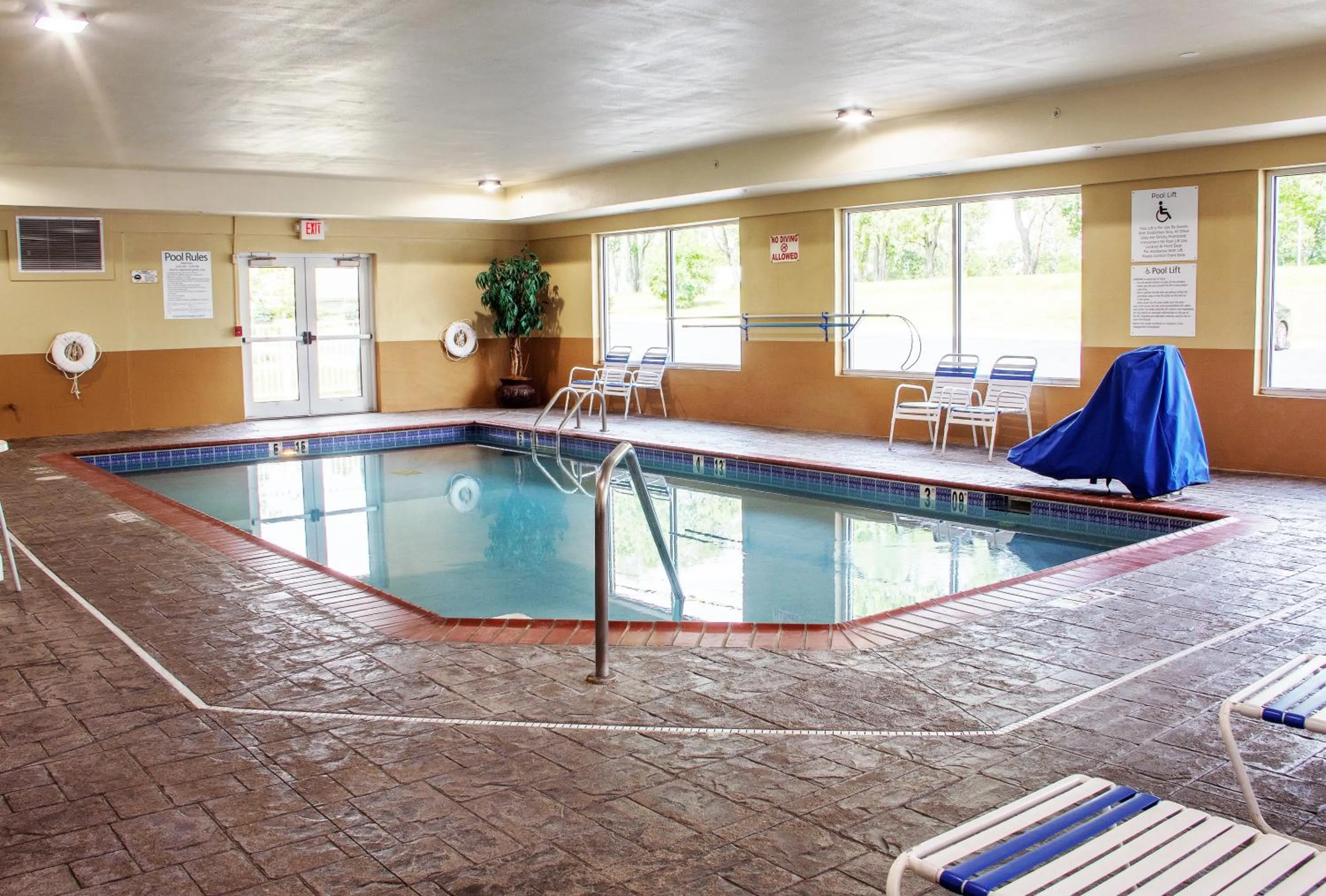 Swimming pool in Holiday Inn Express & Suites Lexington Downtown Area-Keeneland by IHG