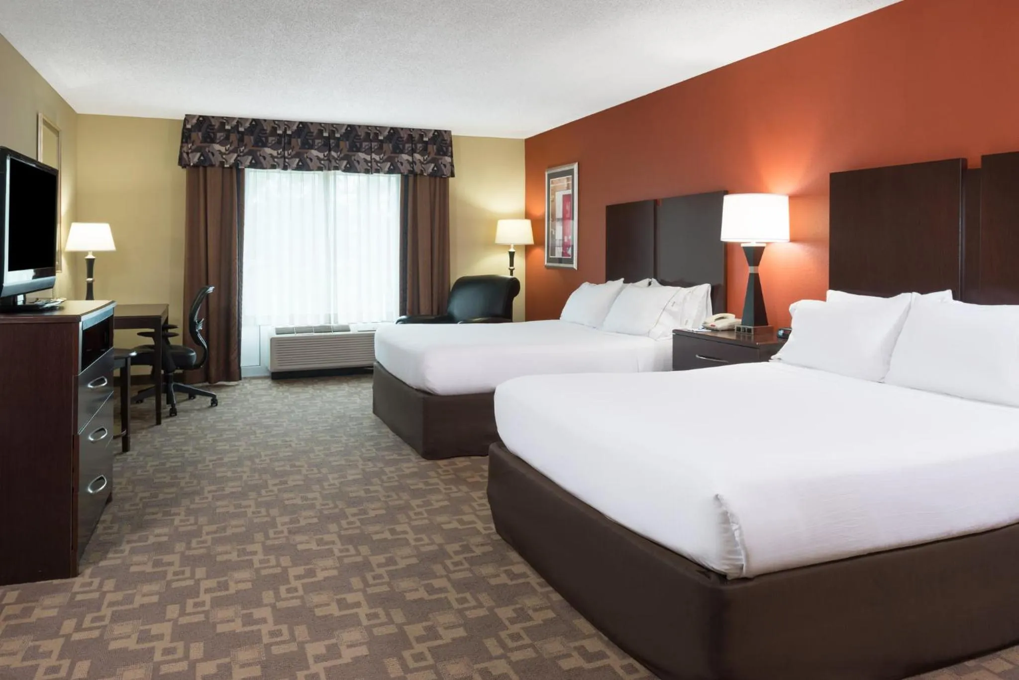 Photo of the whole room, Bed in Holiday Inn Express & Suites Lexington Downtown Area-Keeneland by IHG