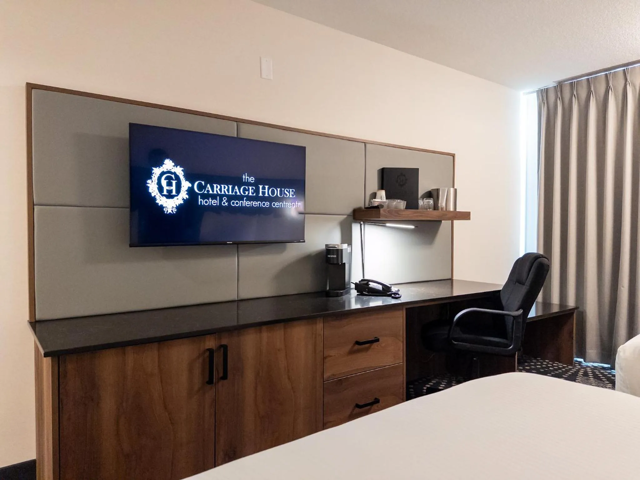 TV and multimedia, Bed in Carriage House Hotel and Conference Centre