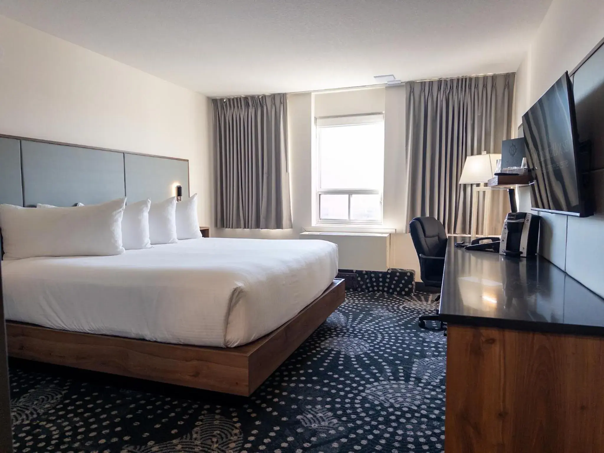 TV and multimedia, Bed in Carriage House Hotel and Conference Centre TV and multimedia, Bed in Carriage House Hotel and Conference Centre