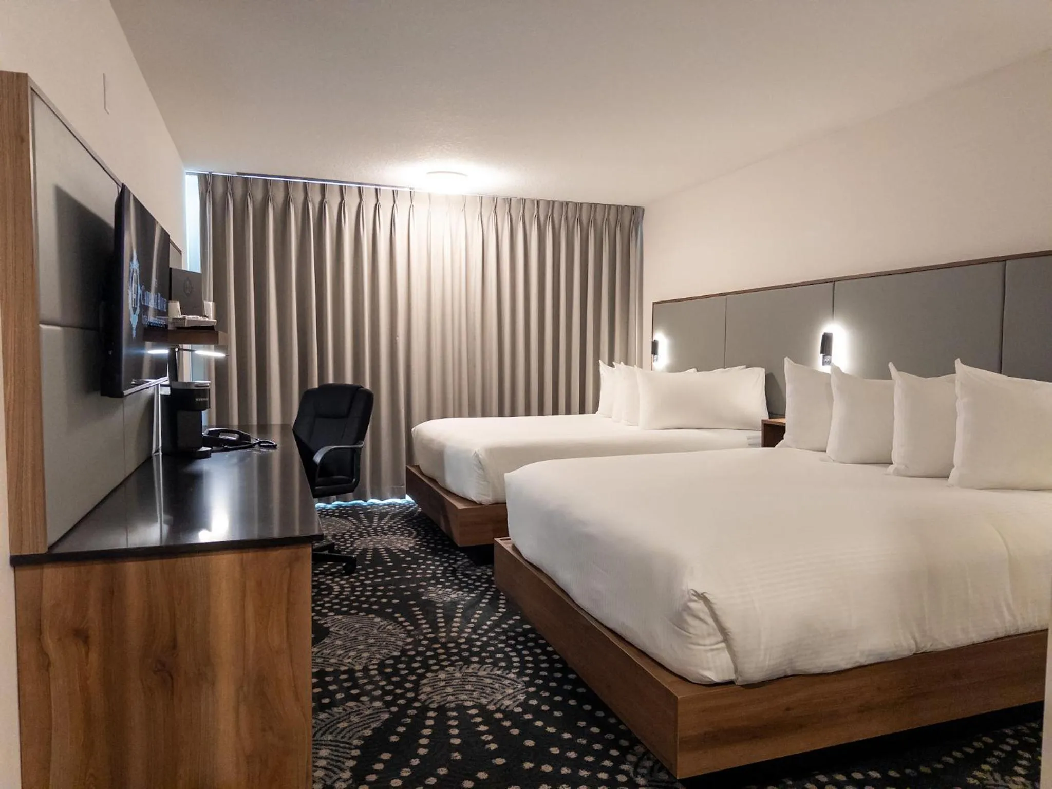 TV and multimedia, Bed in Carriage House Hotel and Conference Centre