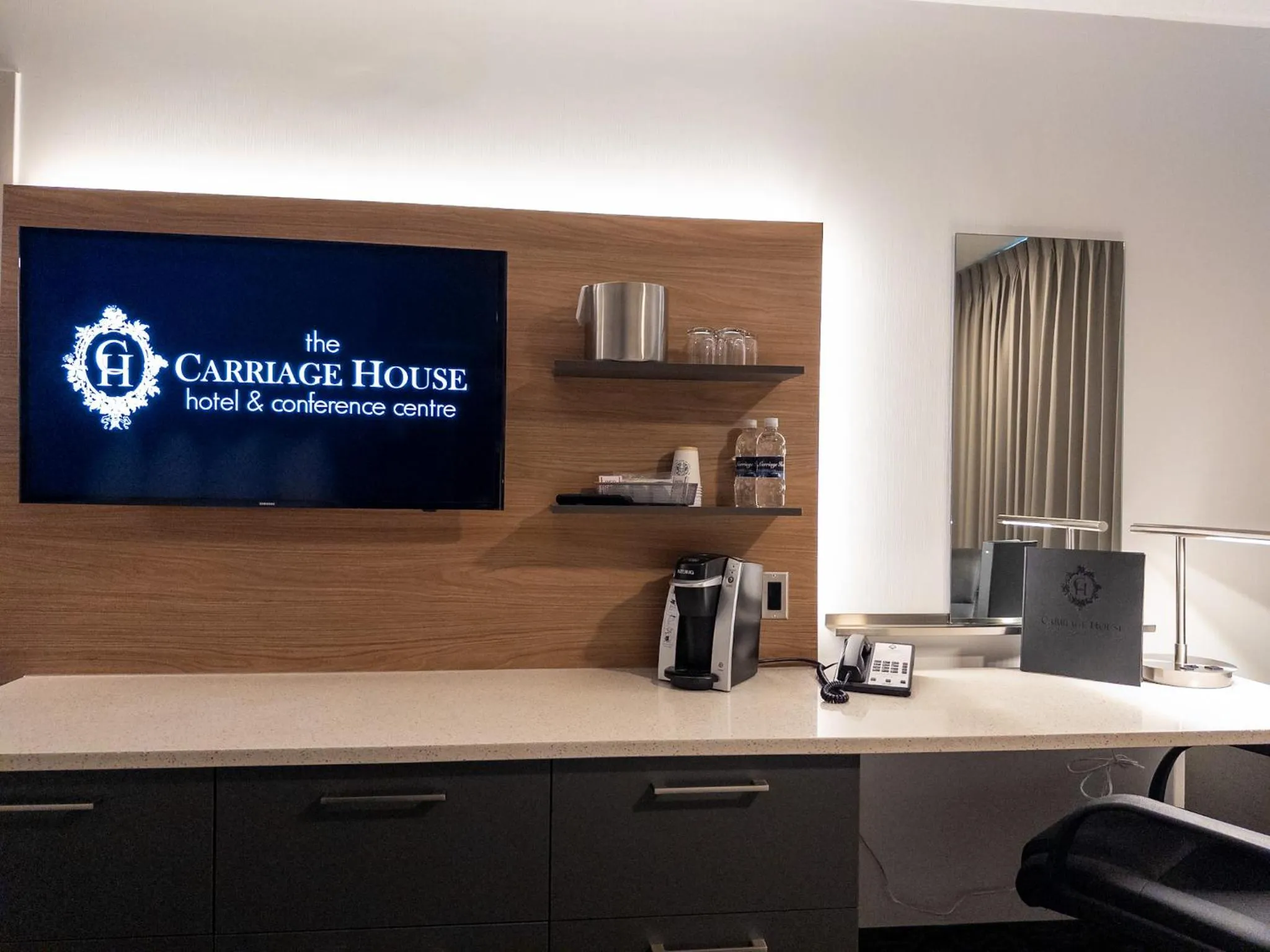 TV and multimedia in Carriage House Hotel and Conference Centre