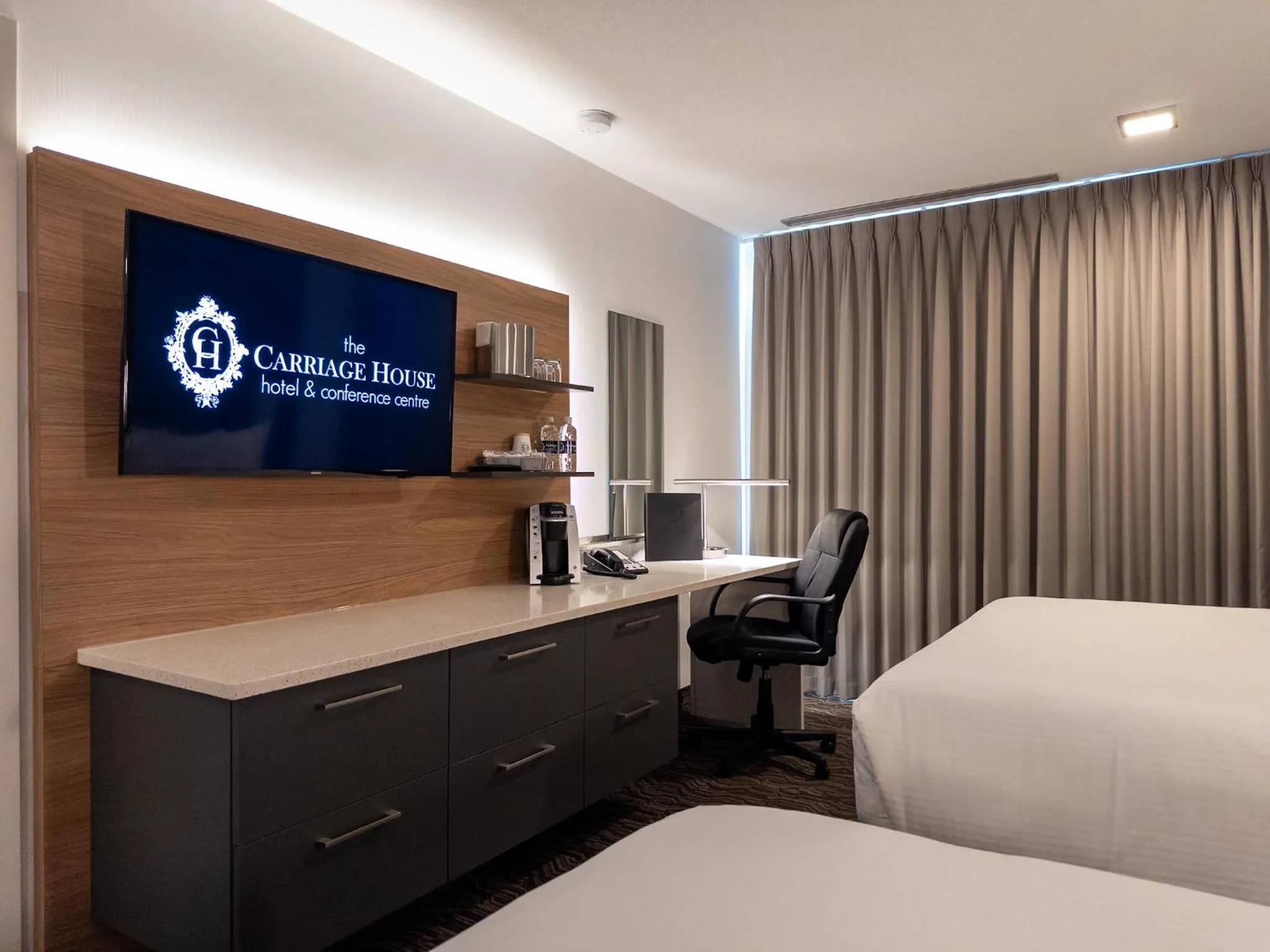 TV and multimedia, Bed in Carriage House Hotel and Conference Centre