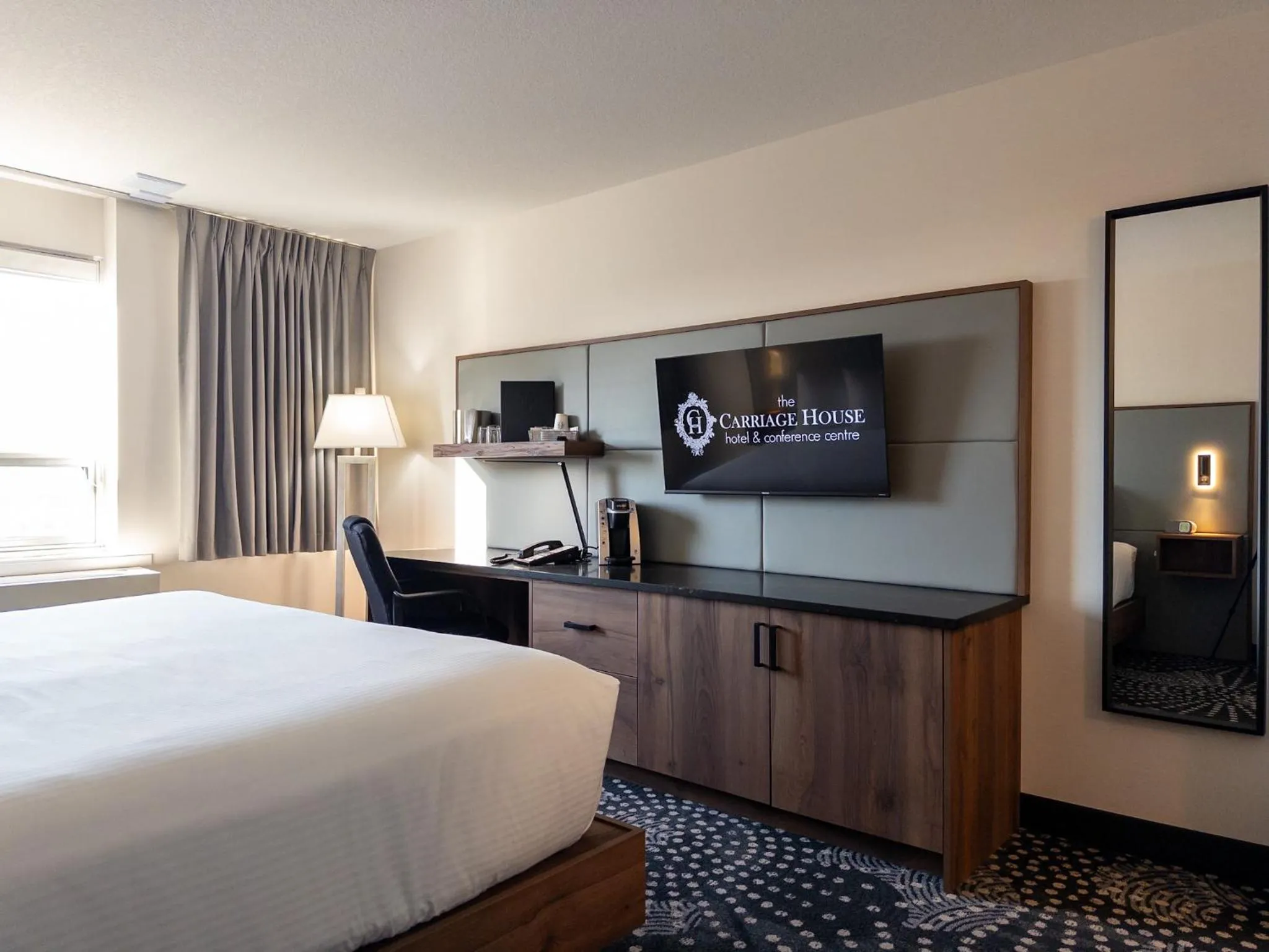 TV and multimedia, Bed in Carriage House Hotel and Conference Centre