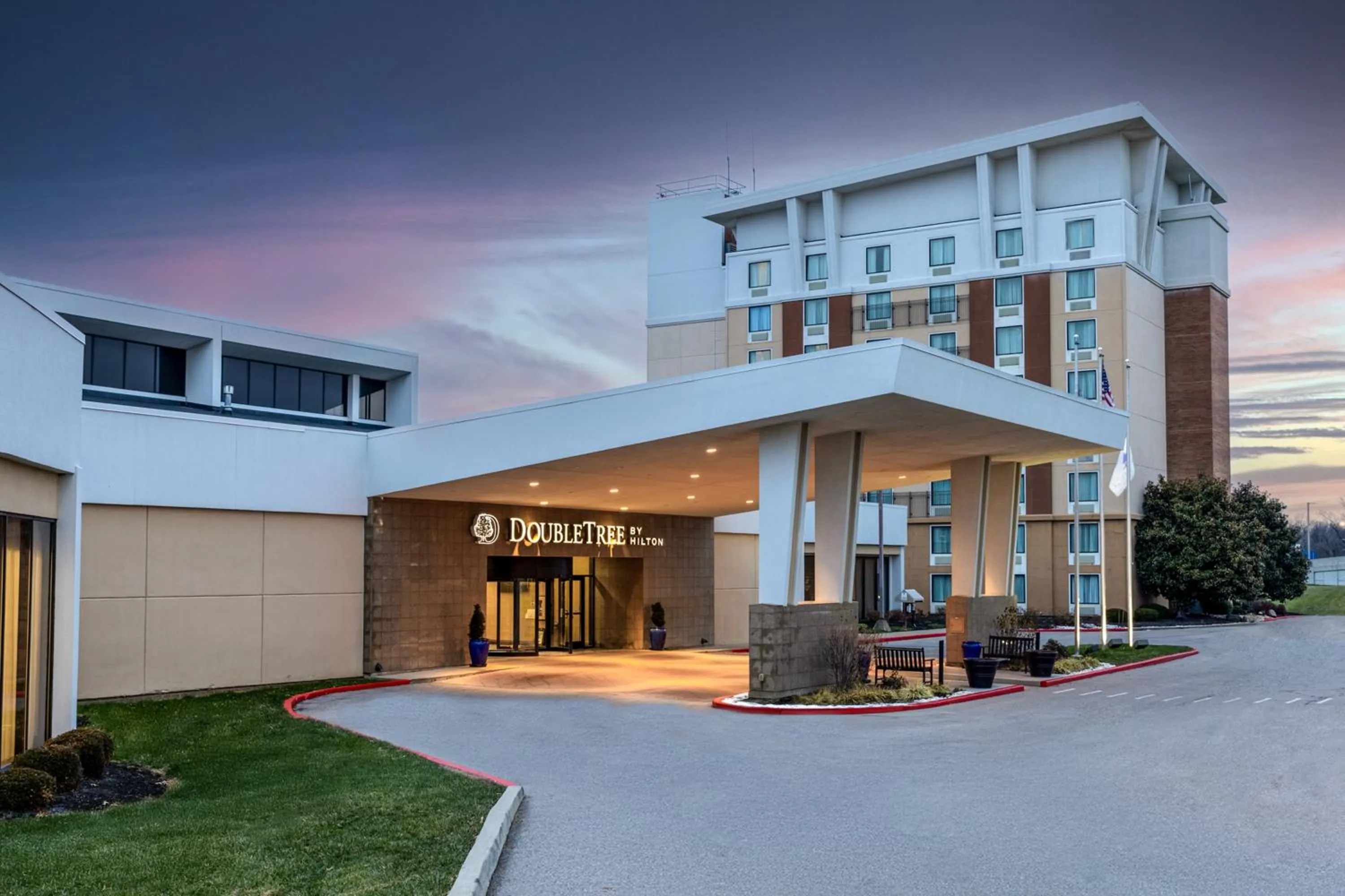 Property building in DoubleTree by Hilton Cincinnati Airport