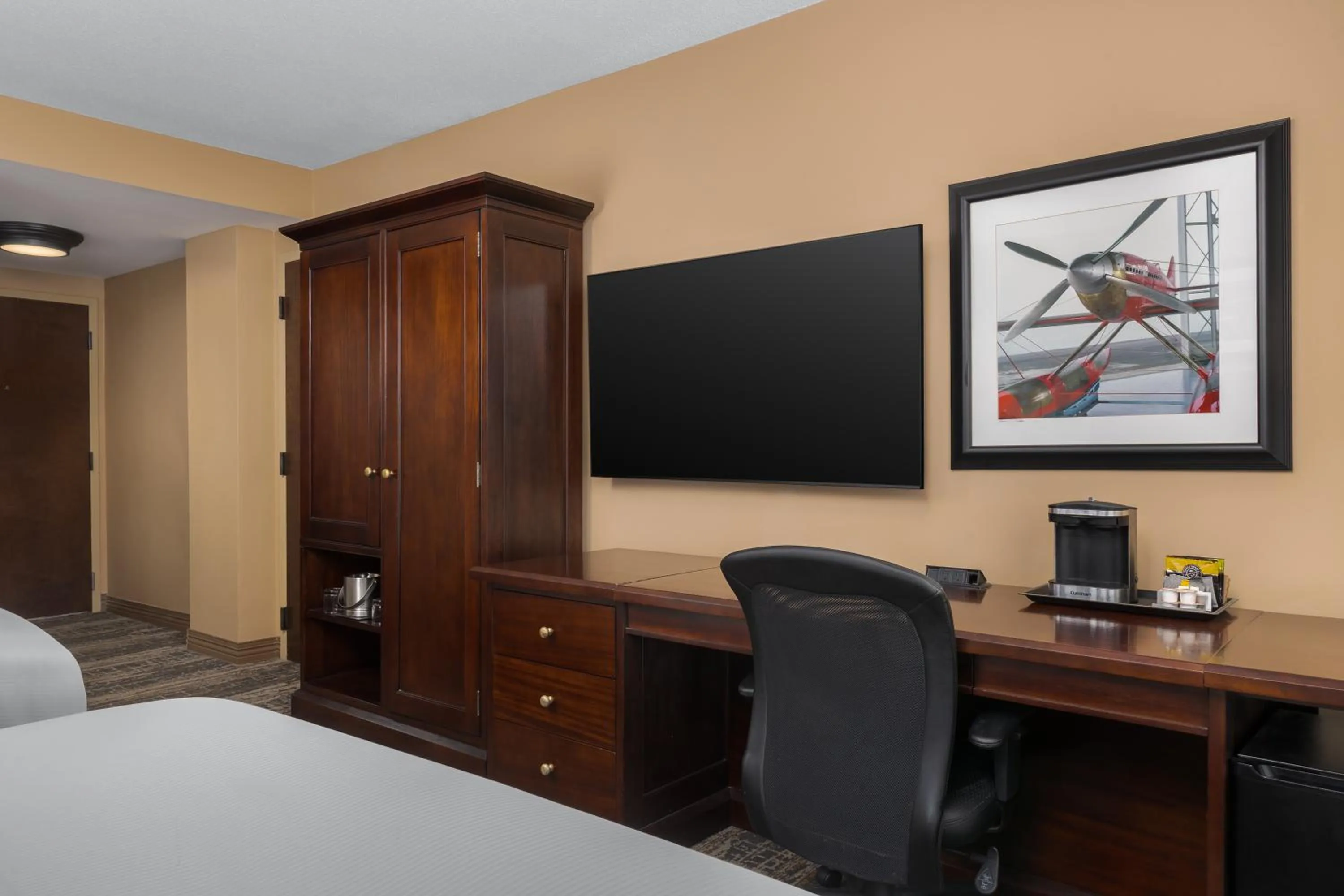 Bedroom, Bed in DoubleTree by Hilton Cincinnati Airport