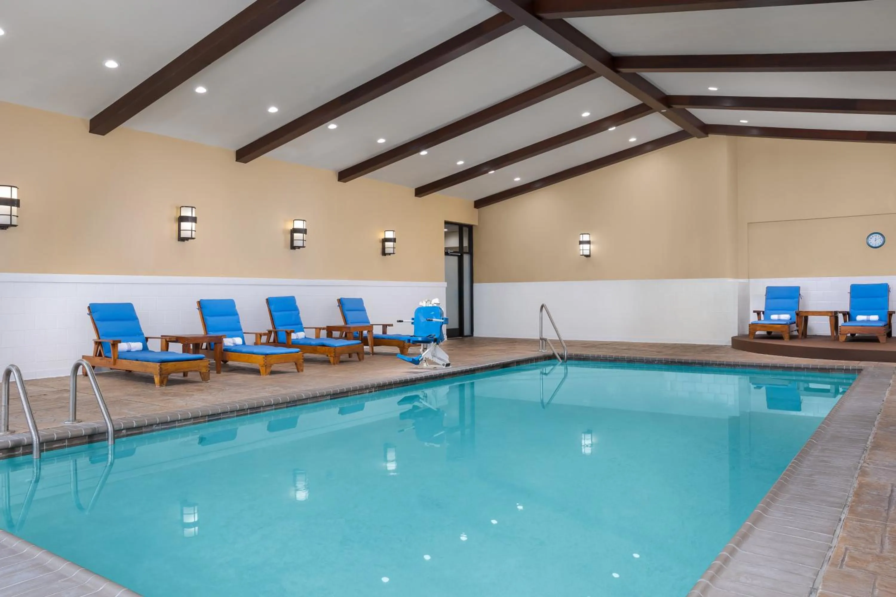 Swimming pool in DoubleTree by Hilton Cincinnati Airport