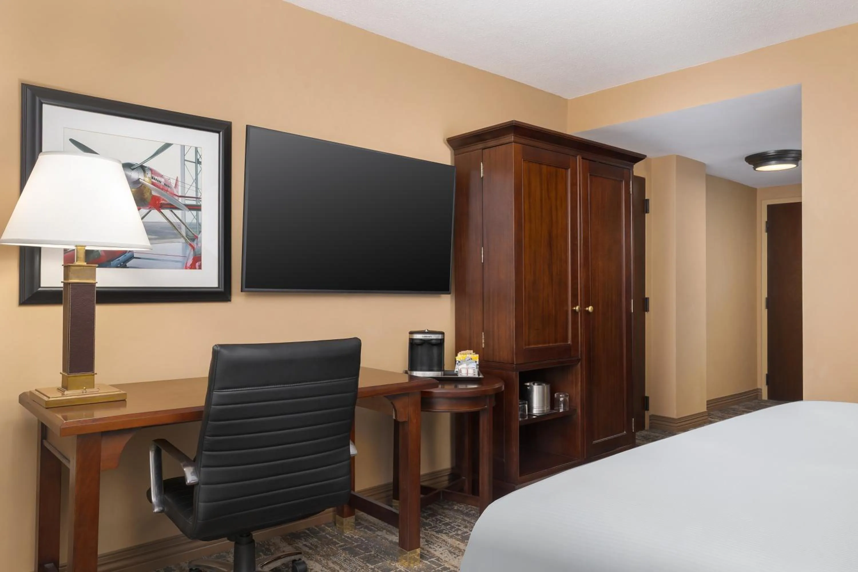 Bedroom, Bed in DoubleTree by Hilton Cincinnati Airport
