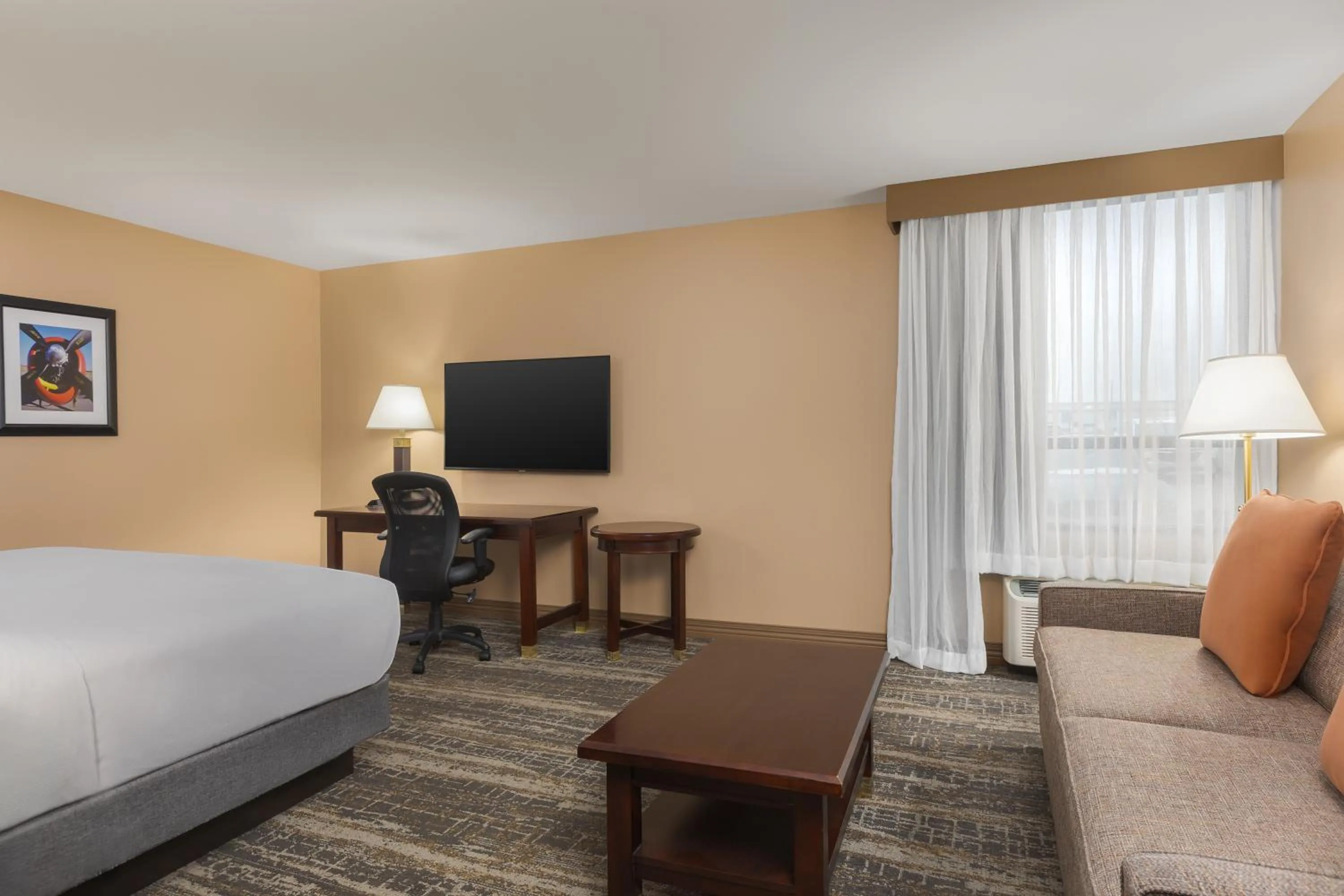 Bedroom, Bed in DoubleTree by Hilton Cincinnati Airport
