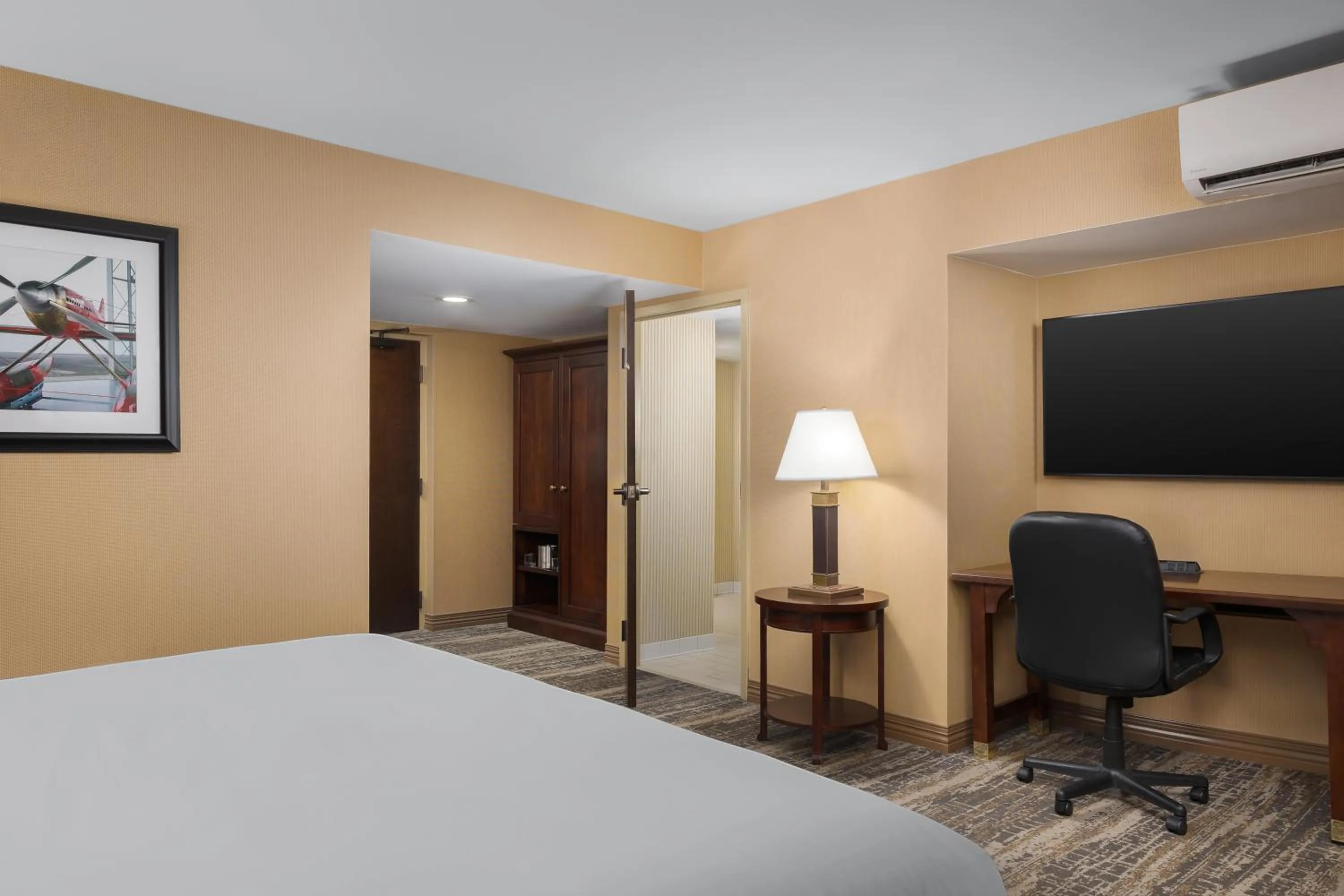Bedroom, Bed in DoubleTree by Hilton Cincinnati Airport