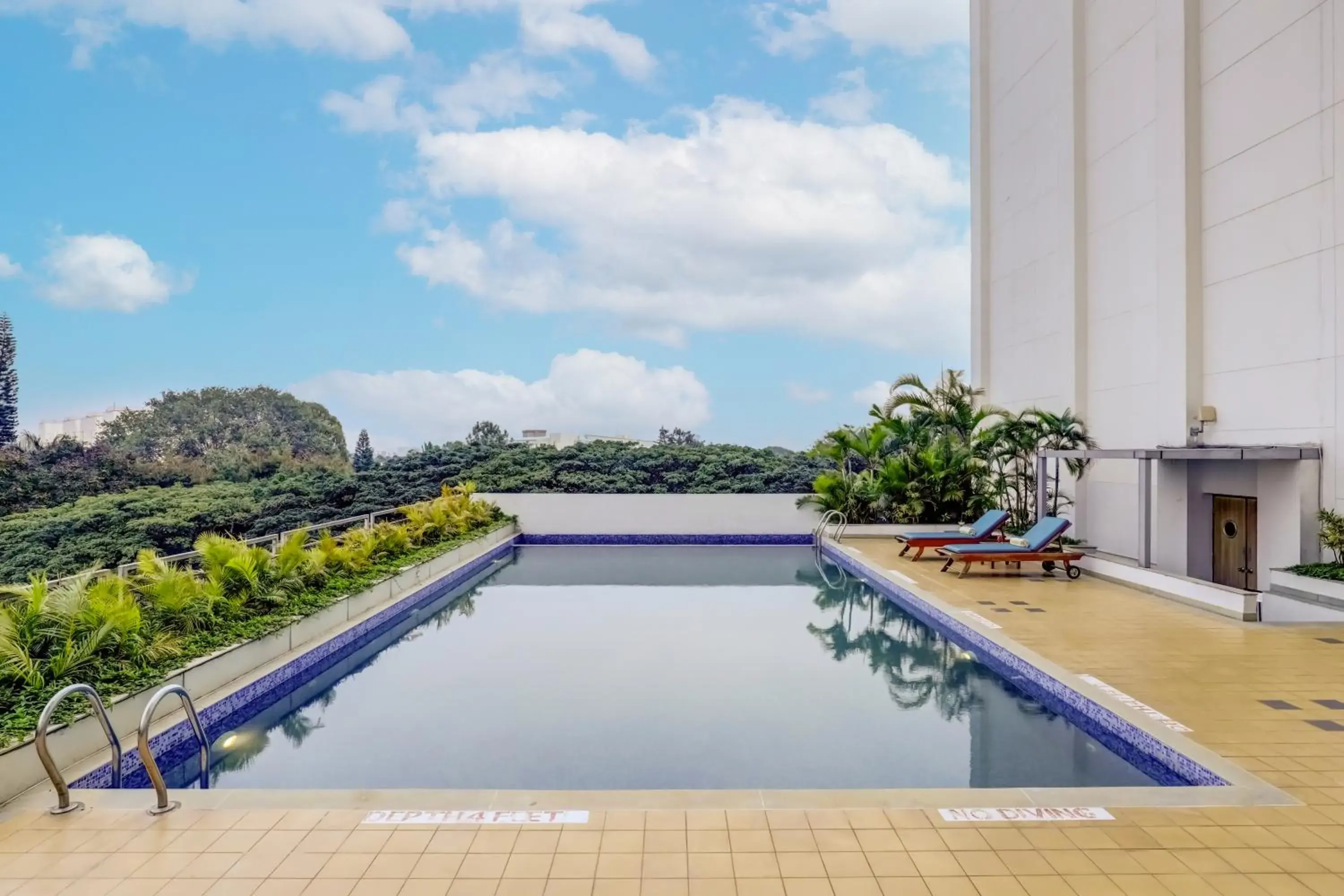 Swimming pool in Lemon Tree Hotel Electronics City Swimming pool in Lemon Tree Hotel Electronics City