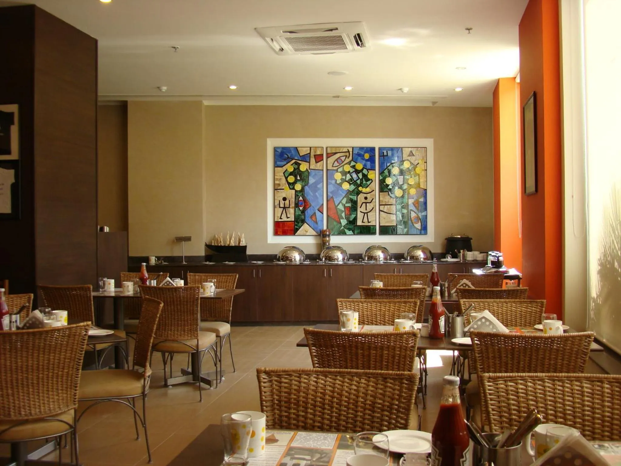 Restaurant/places to eat in Lemon Tree Hotel Chennai