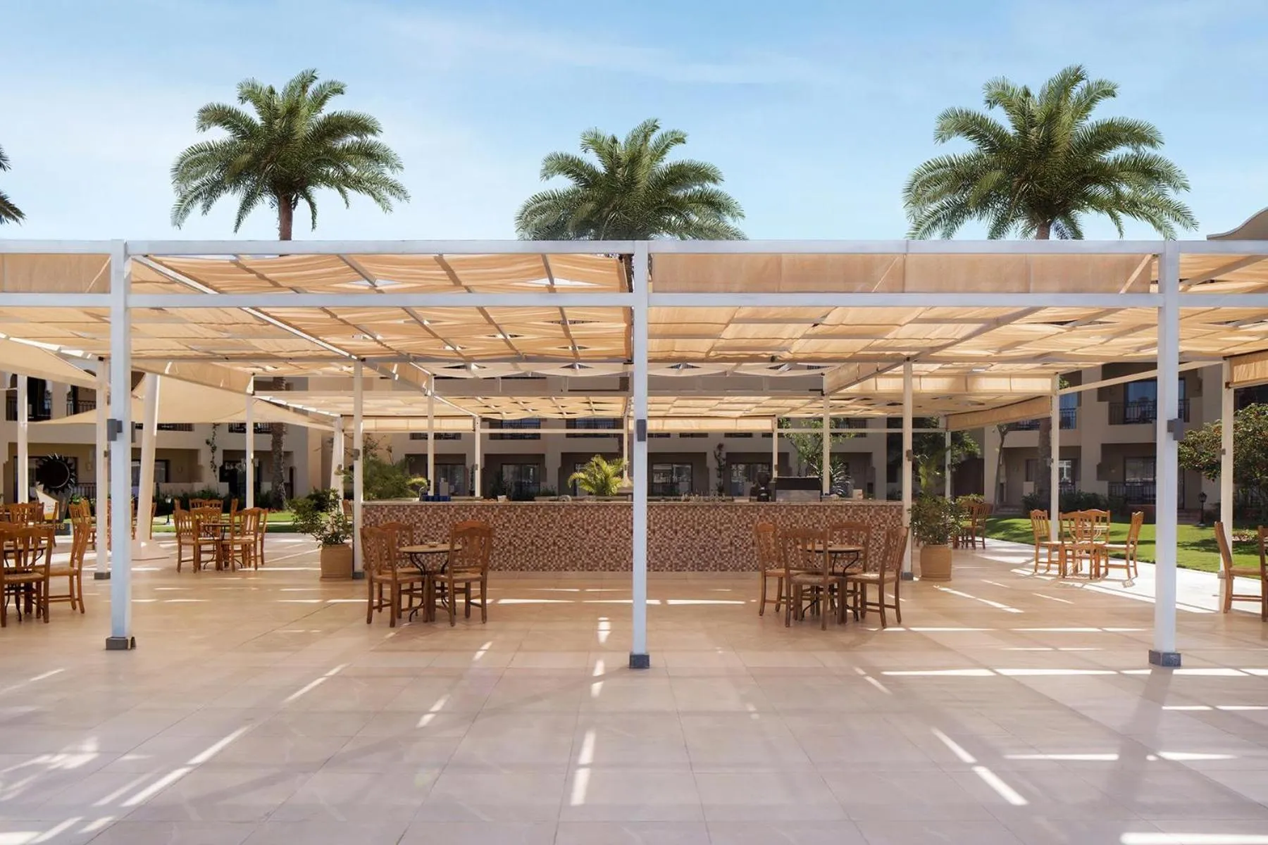 Lounge or bar in JAZ Lamaya Resort