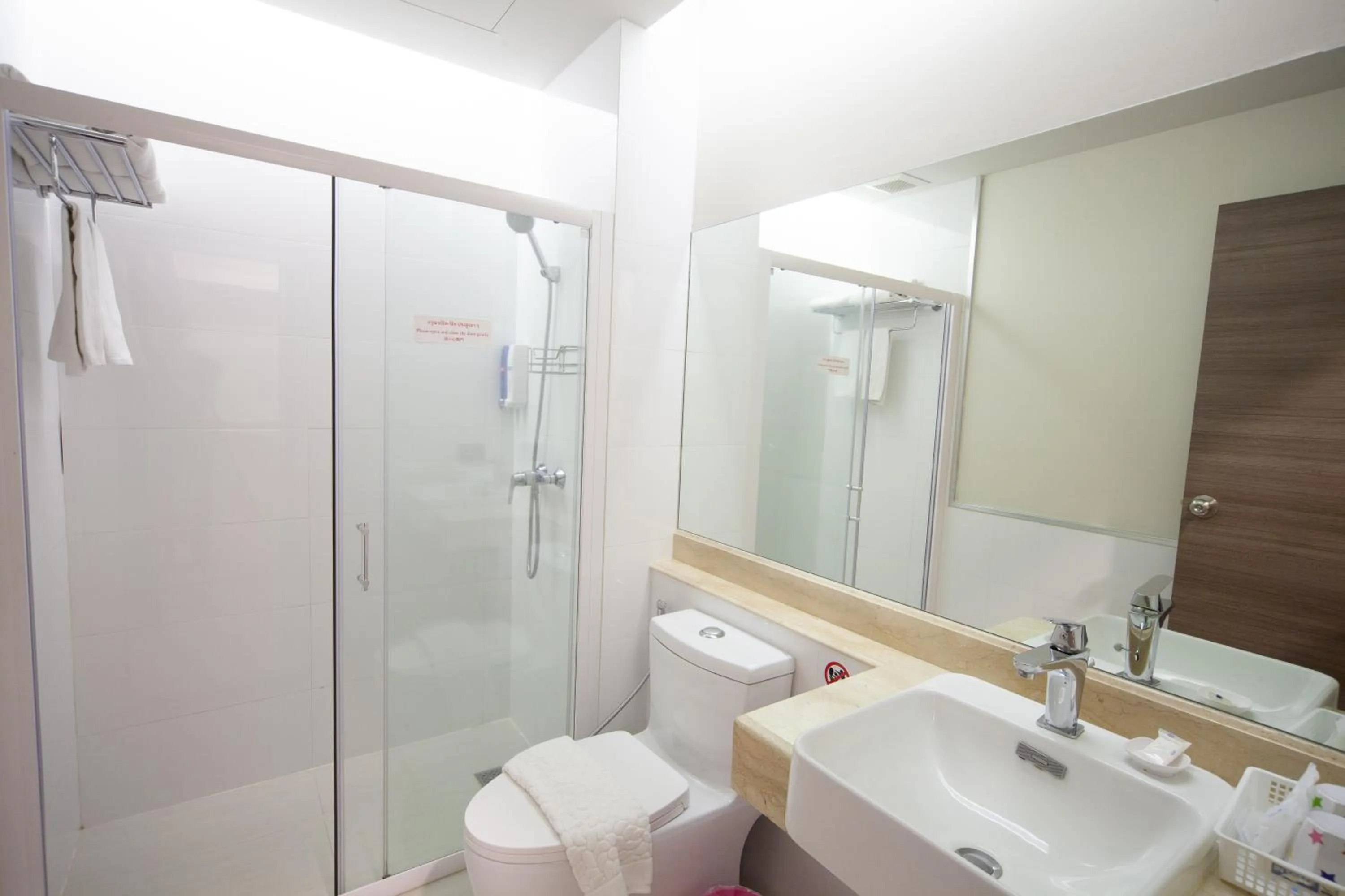 Shower in Rung Aroon Hotel By Le Siri