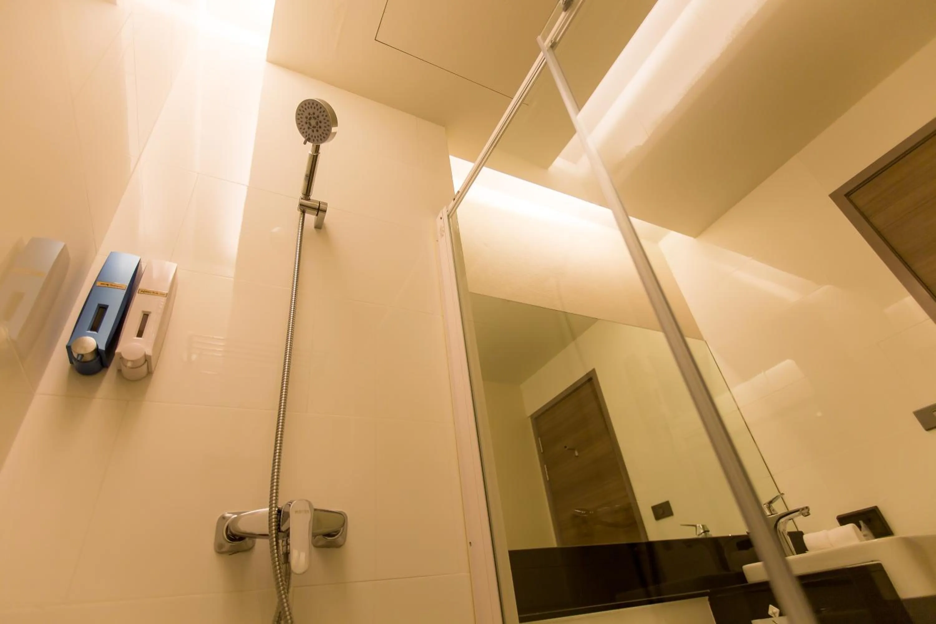 Shower in Rung Aroon Hotel By Le Siri