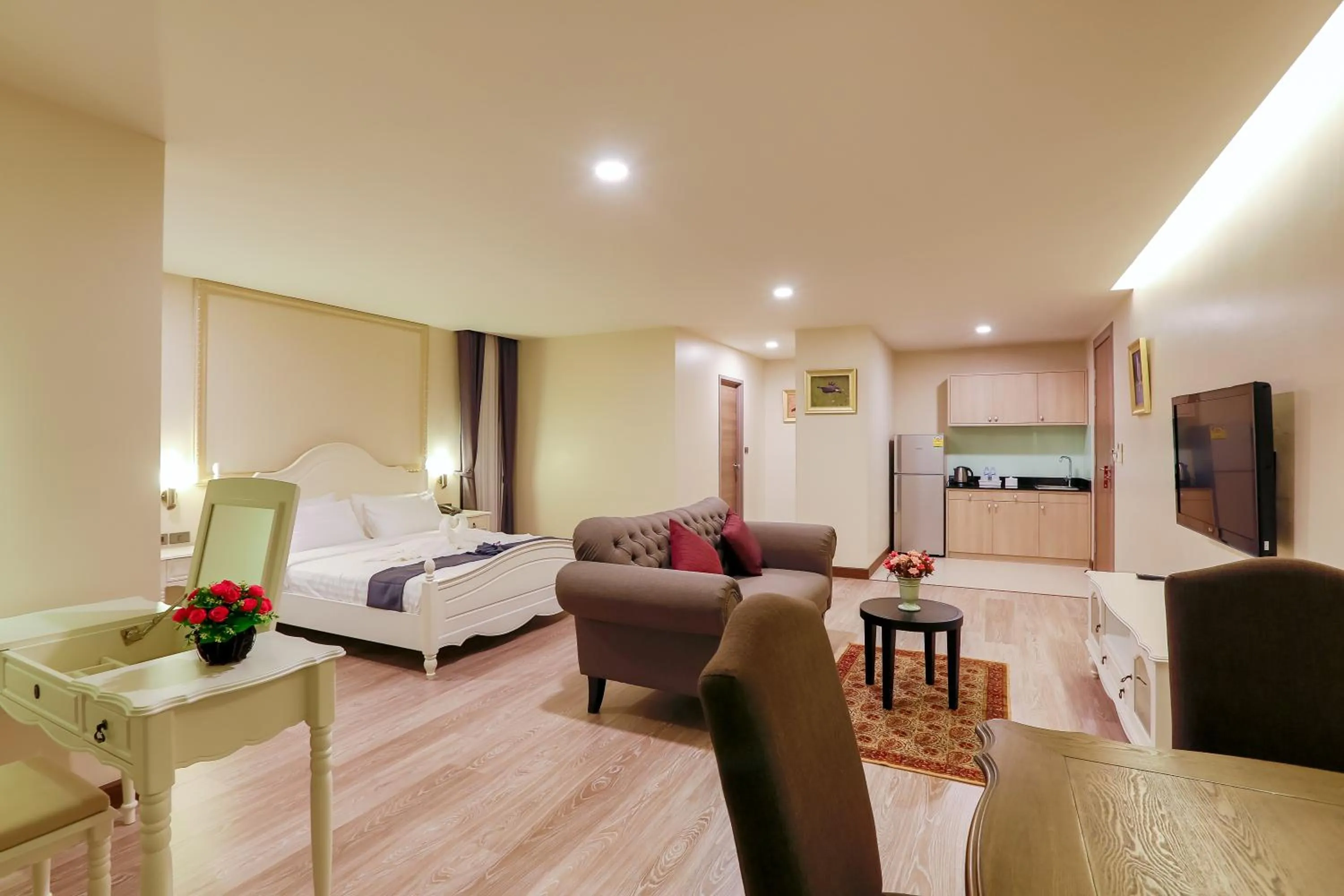 Photo of the whole room, Bed in Rung Aroon Hotel By Le Siri