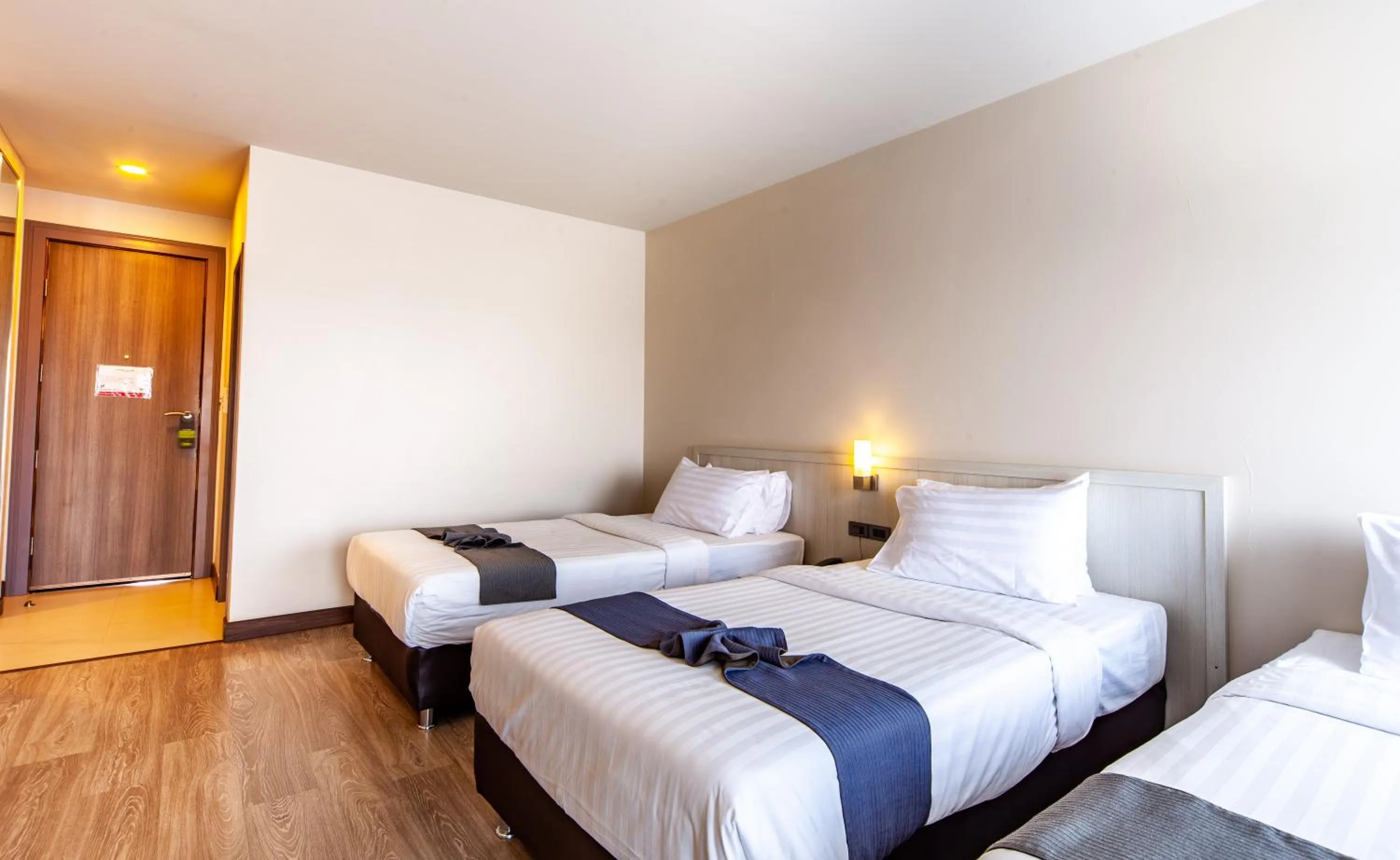 Bed in Rung Aroon Hotel By Le Siri