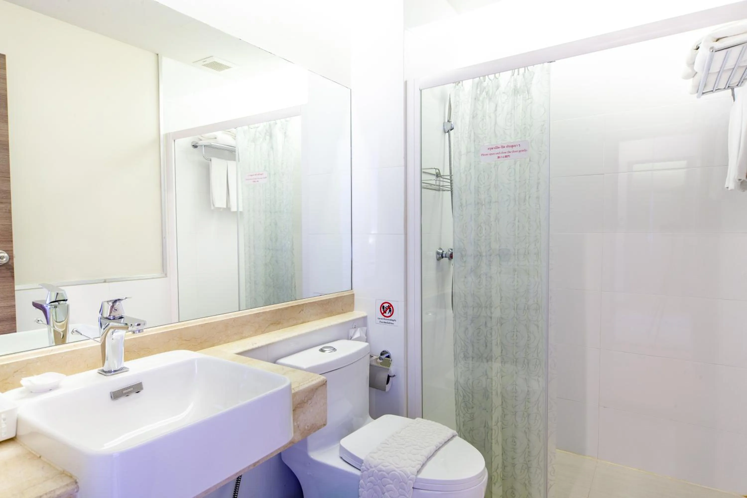 Bathroom in Rung Aroon Hotel By Le Siri