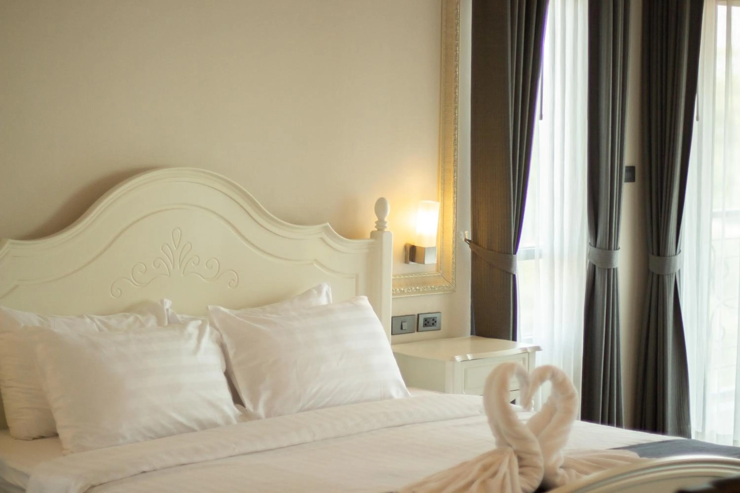 Bed in Rung Aroon Hotel By Le Siri