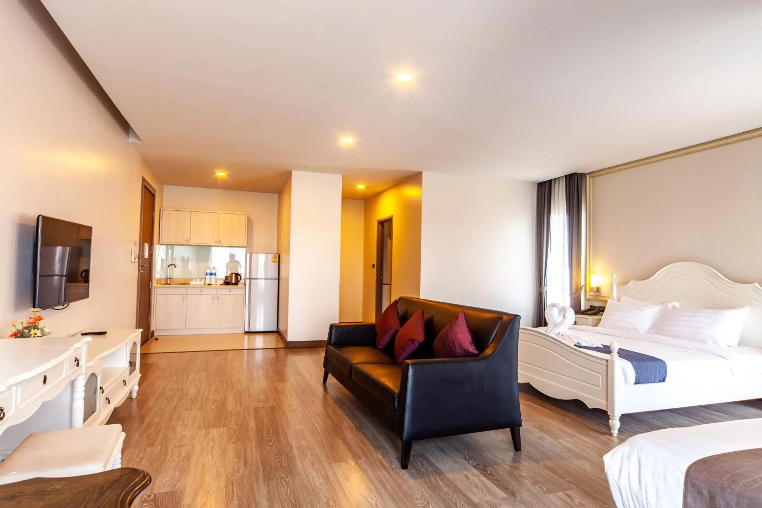 Photo of the whole room, Bed in Rung Aroon Hotel By Le Siri Photo of the whole room, Bed in Rung Aroon Hotel By Le Siri